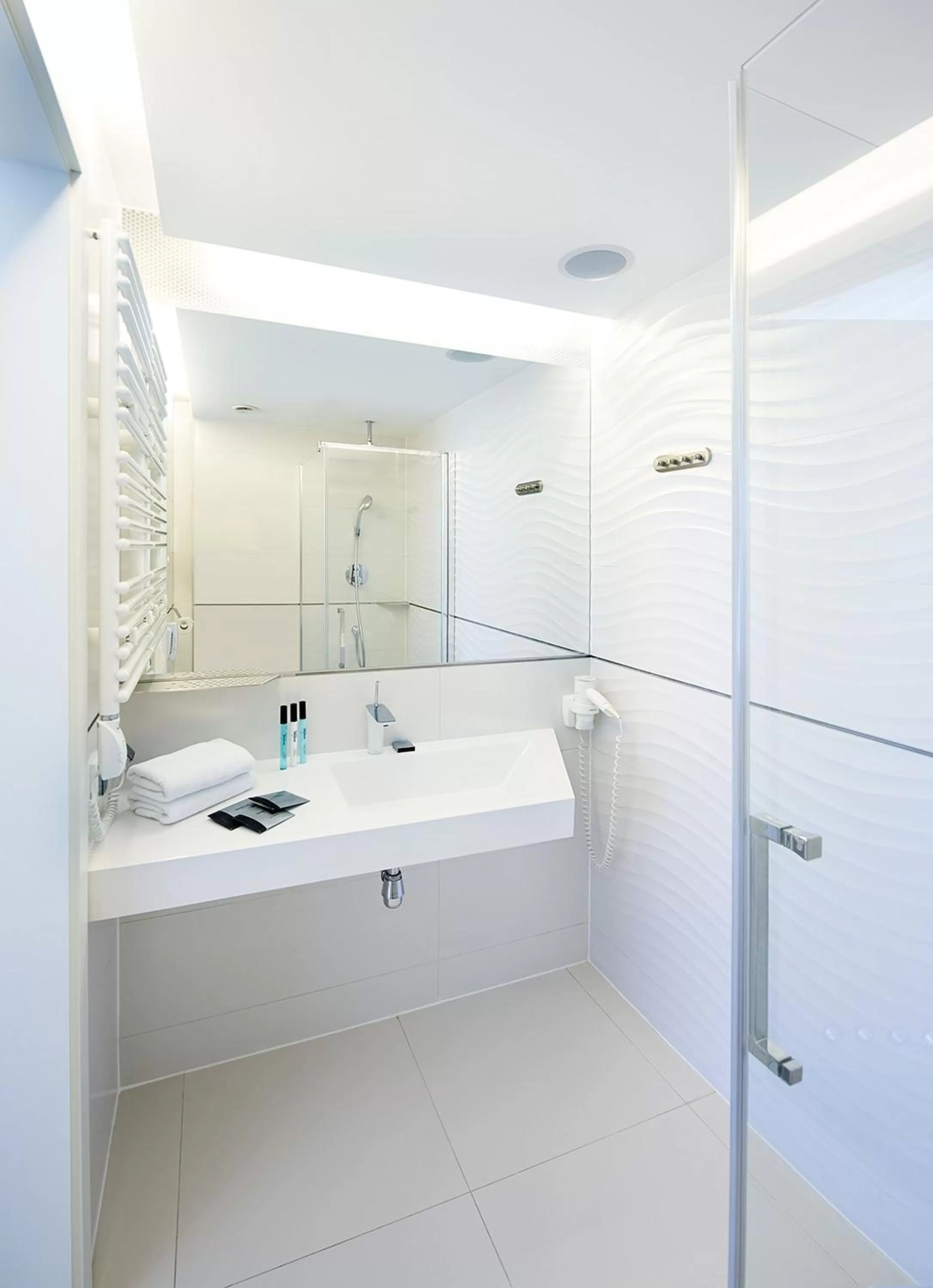 Bathroom in Ultra Marine by Zdrojowa