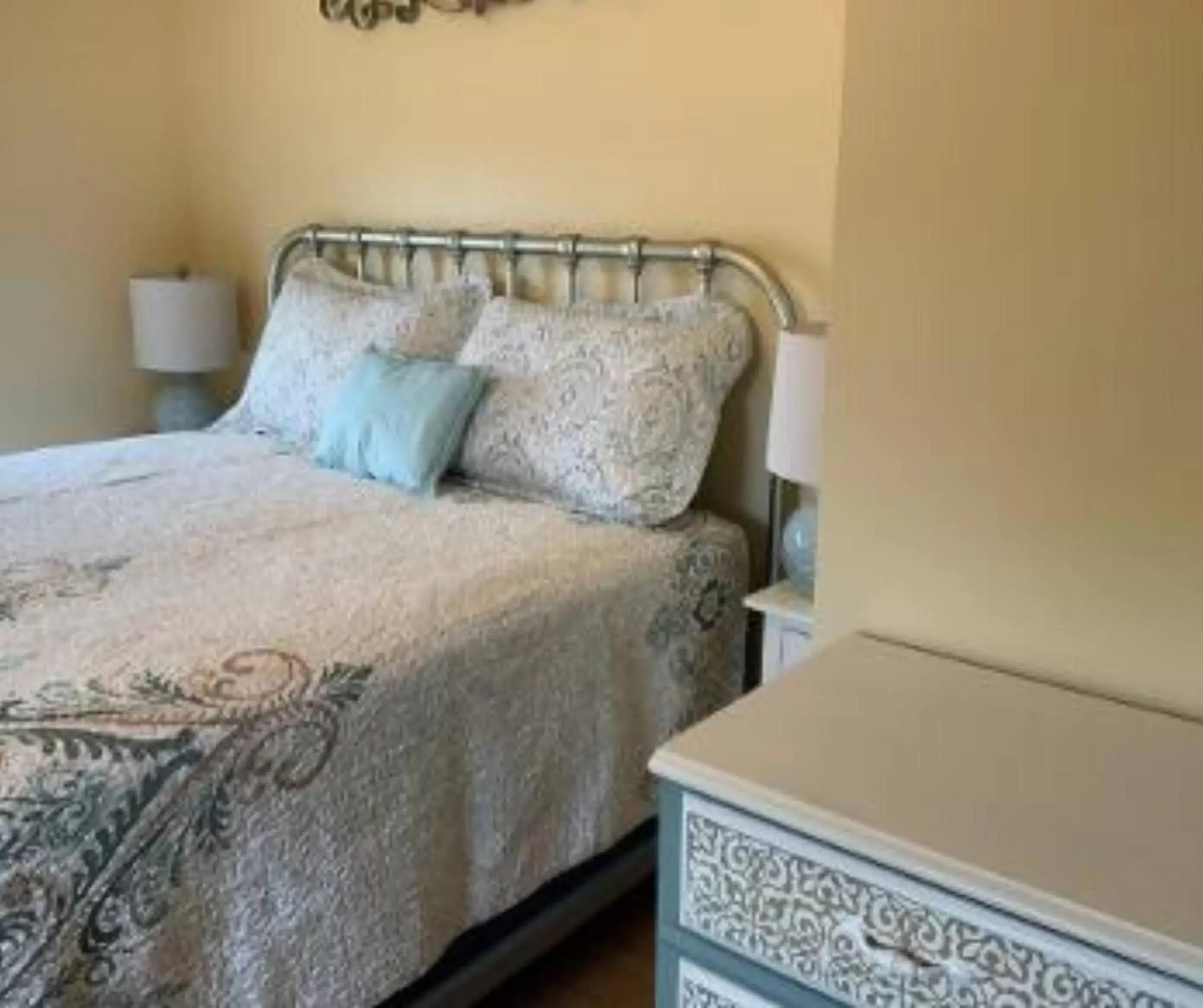 Four-Bedroom House in Chateau Country Inn and Captain's Cottage Four-Bedroom House in Chateau Country Inn and Captain's Cottage