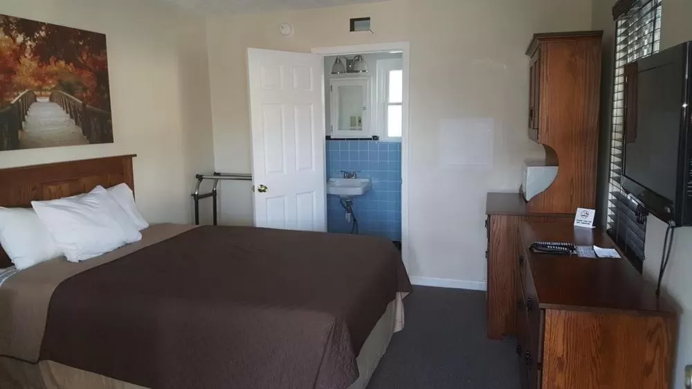 Bed in Brown's Motel