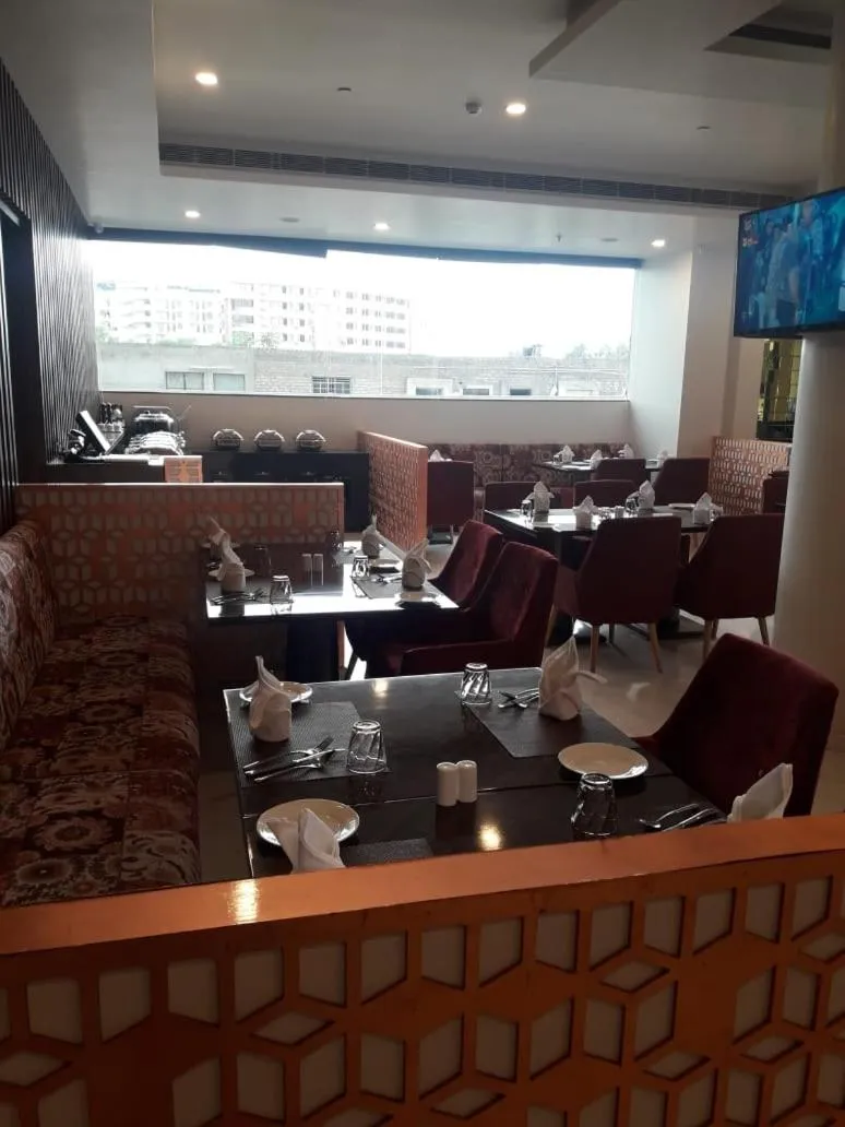 Restaurant/places to eat in Days Hotel Jaipur Tonk Road By Wyndham
