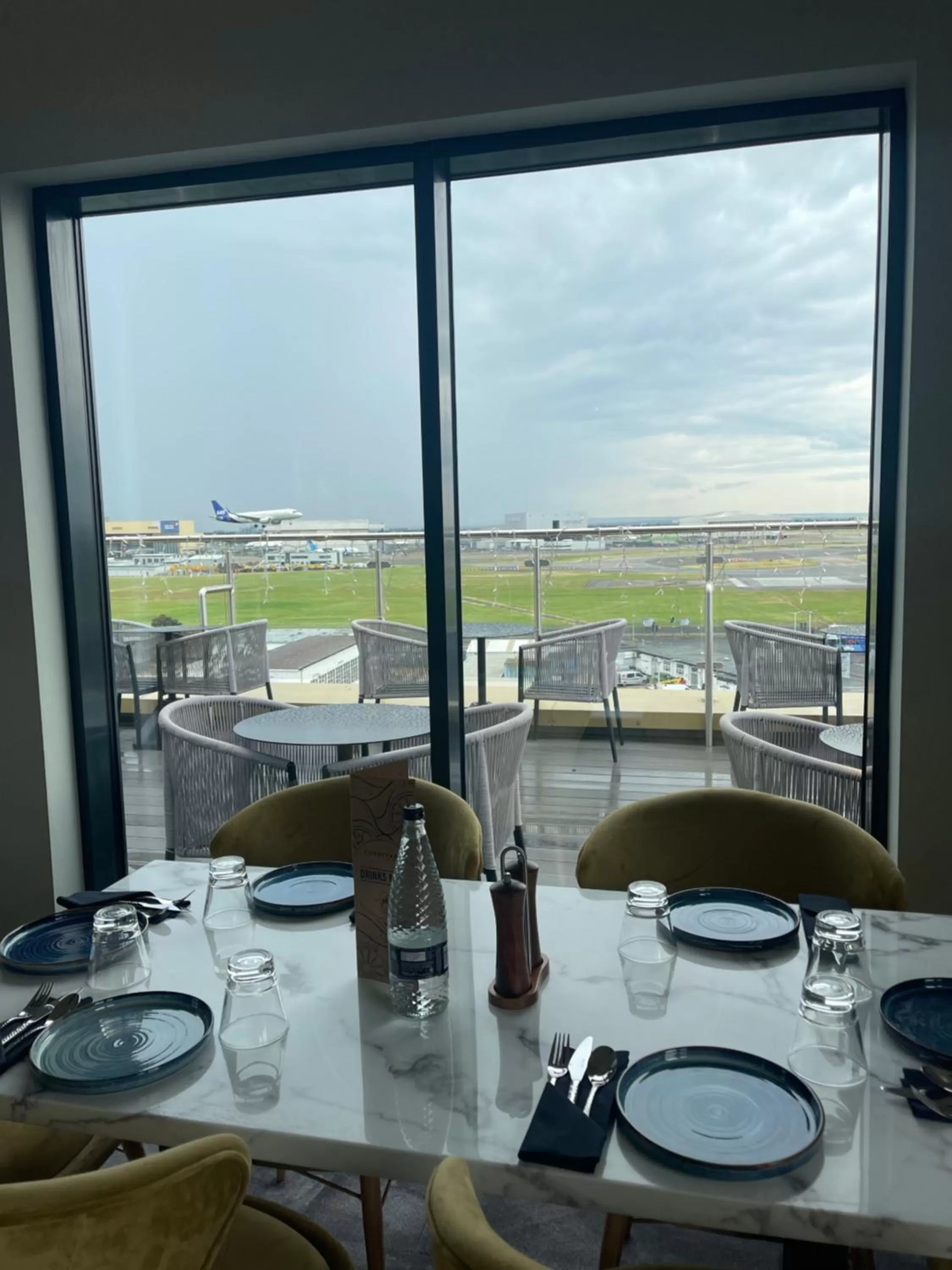 Restaurant/places to eat in Courtyard by Marriott London Heathrow Airport