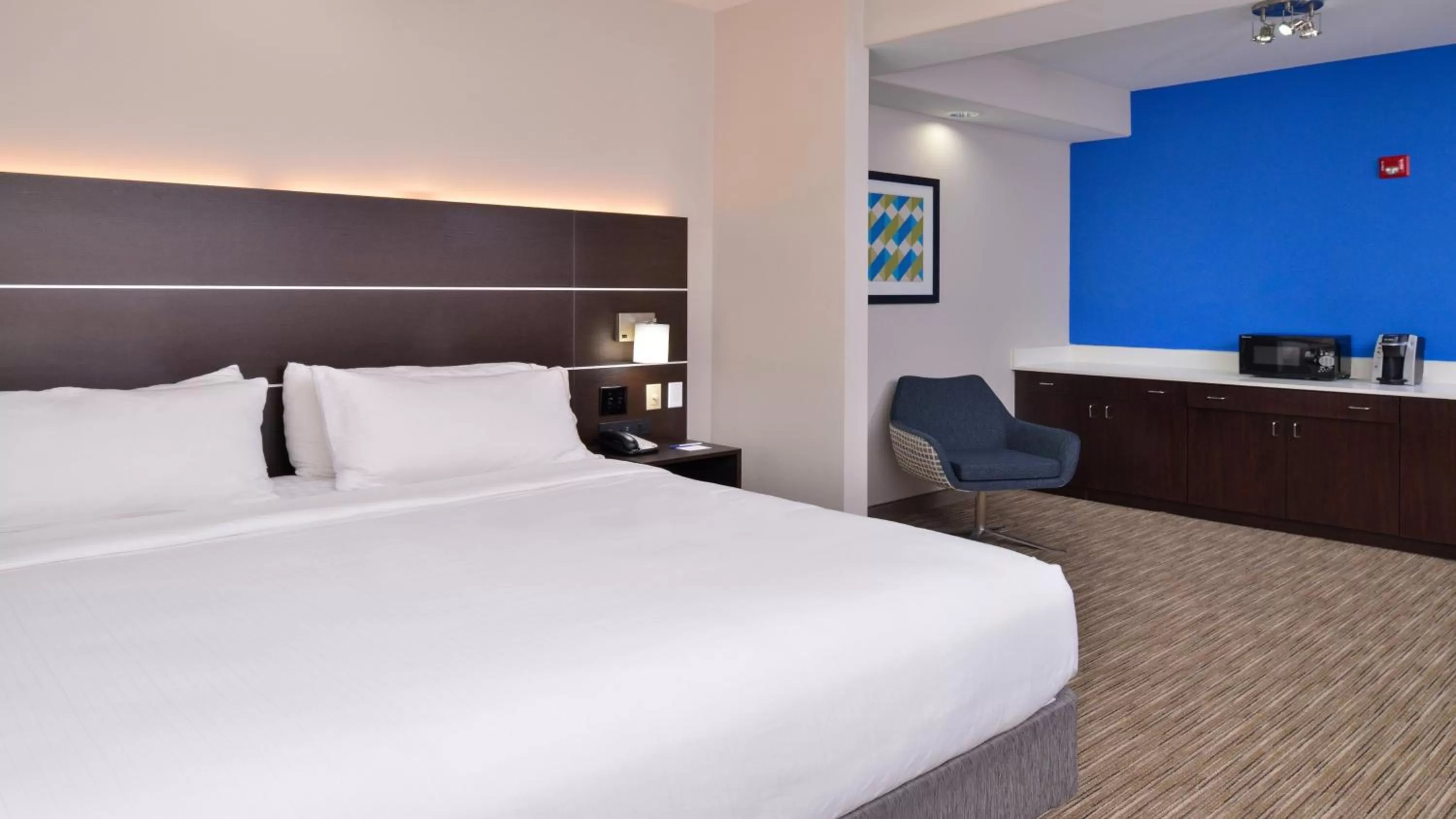 Photo of the whole room, Bed in Holiday Inn Express Hotel & Suites La Place by IHG