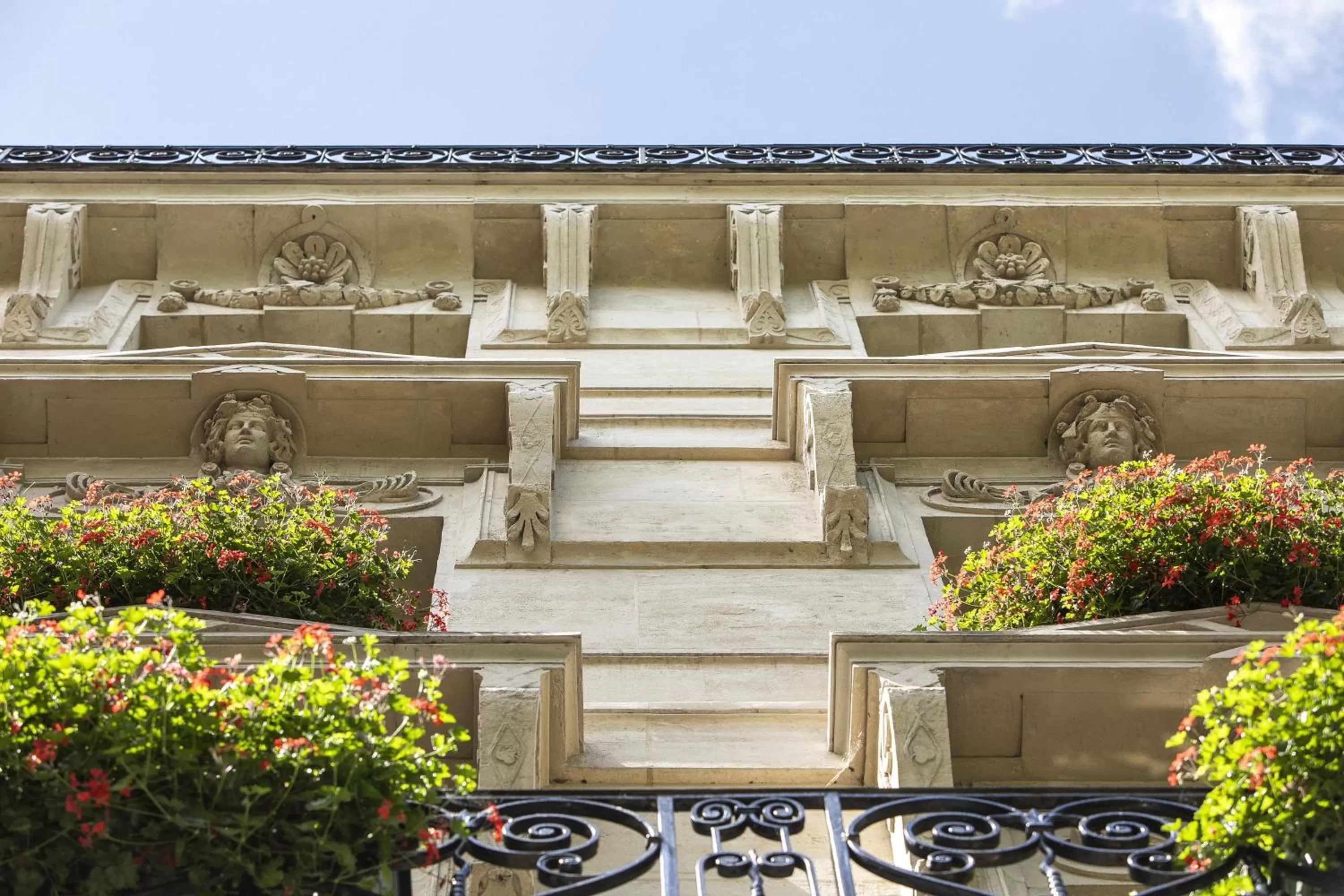 Facade/entrance in Hôtel Elysées Régencia