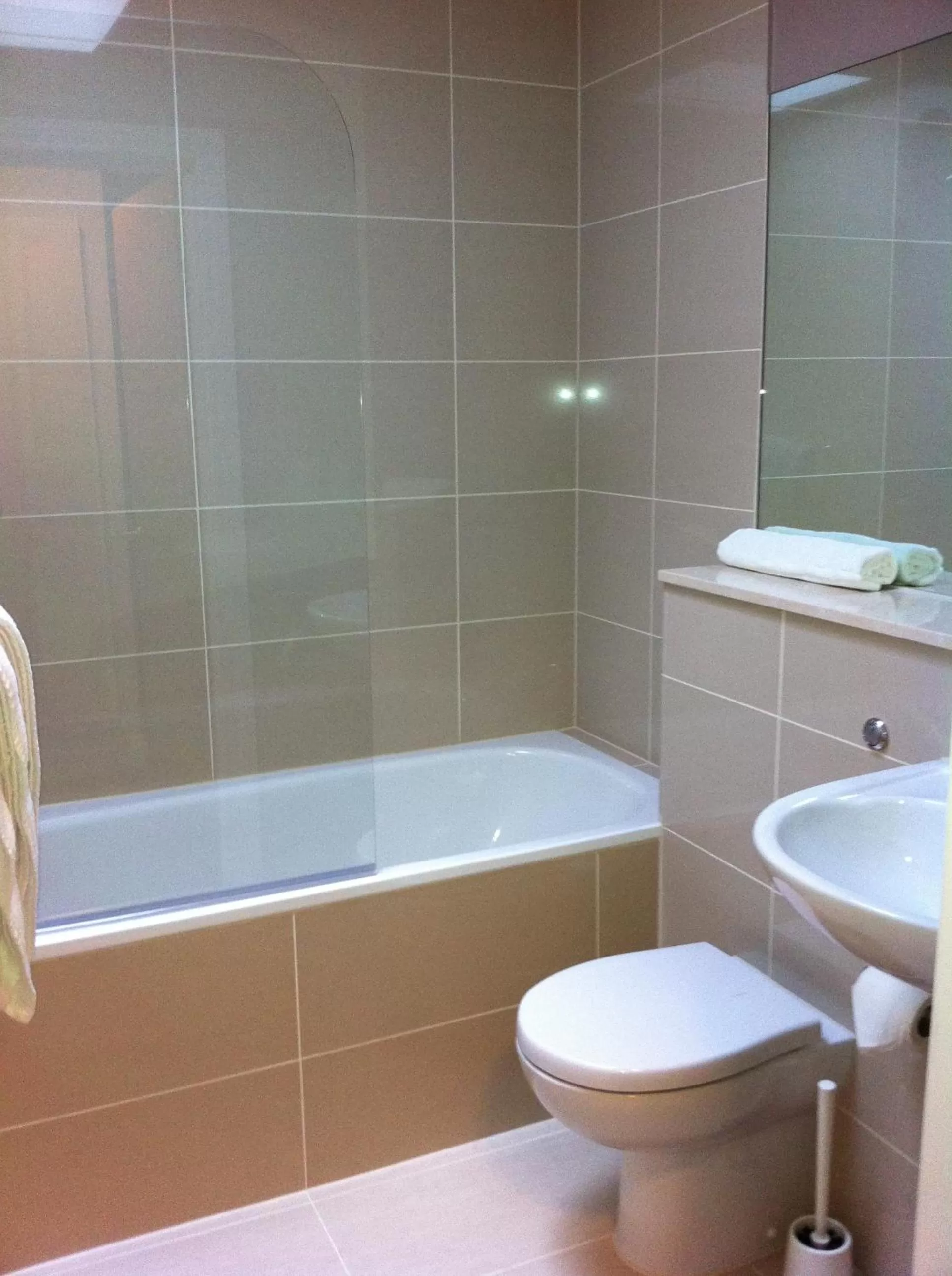 Bathroom in Queens Hotel