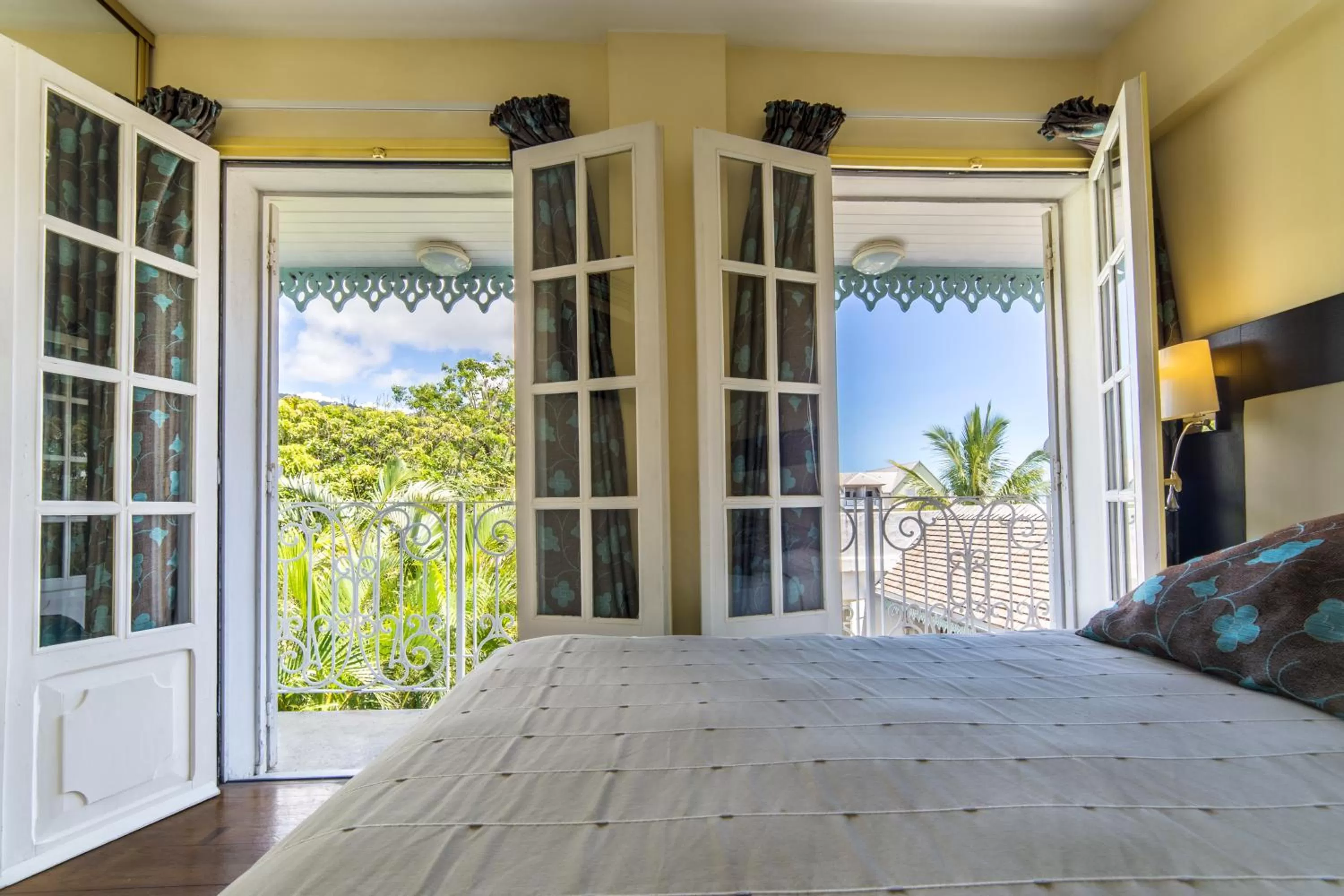 Photo of the whole room, Bed in Le Juliette Dodu- Le charme d'un monument historique