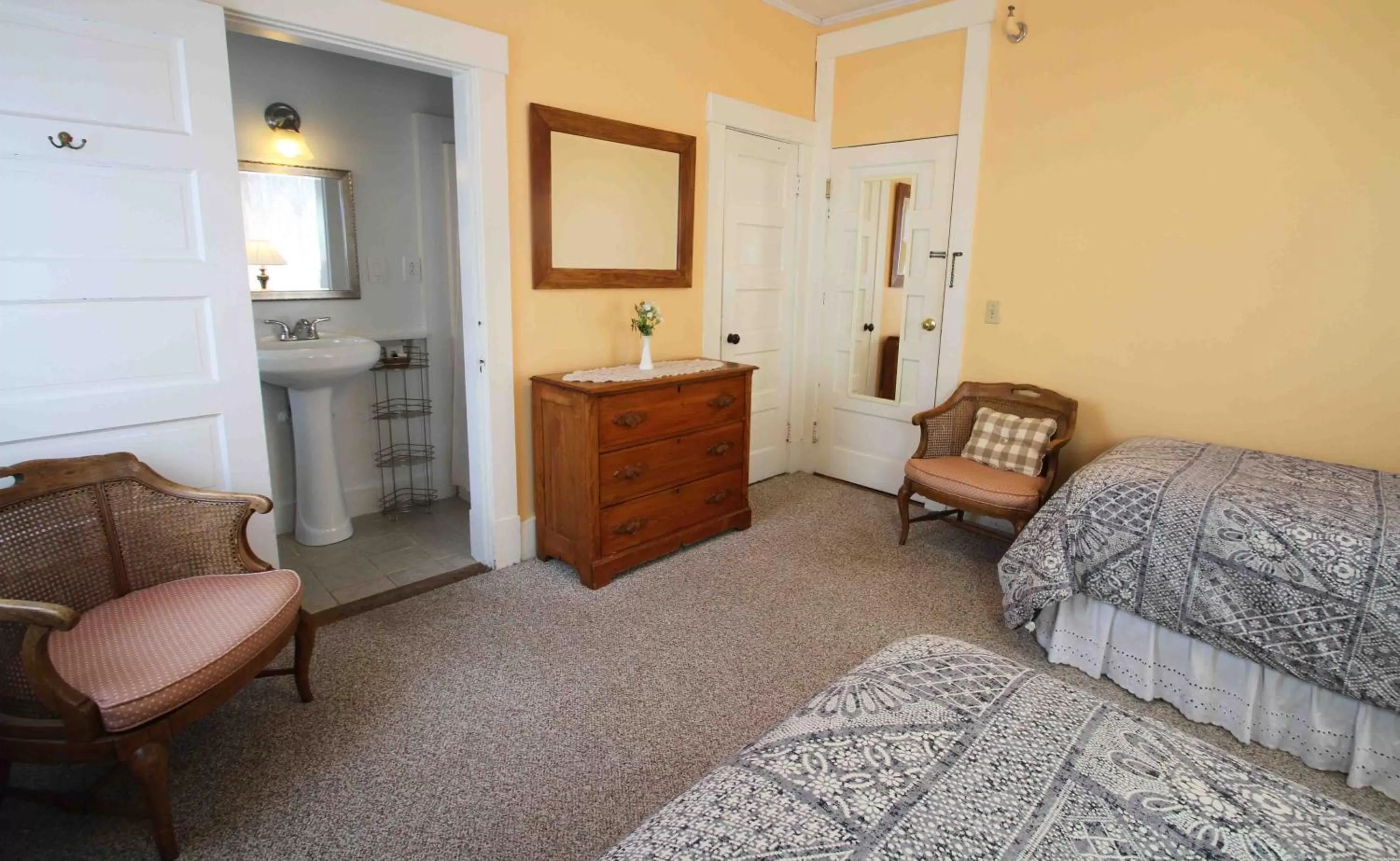 Seating Area in Fullerton Inn & Restaurant