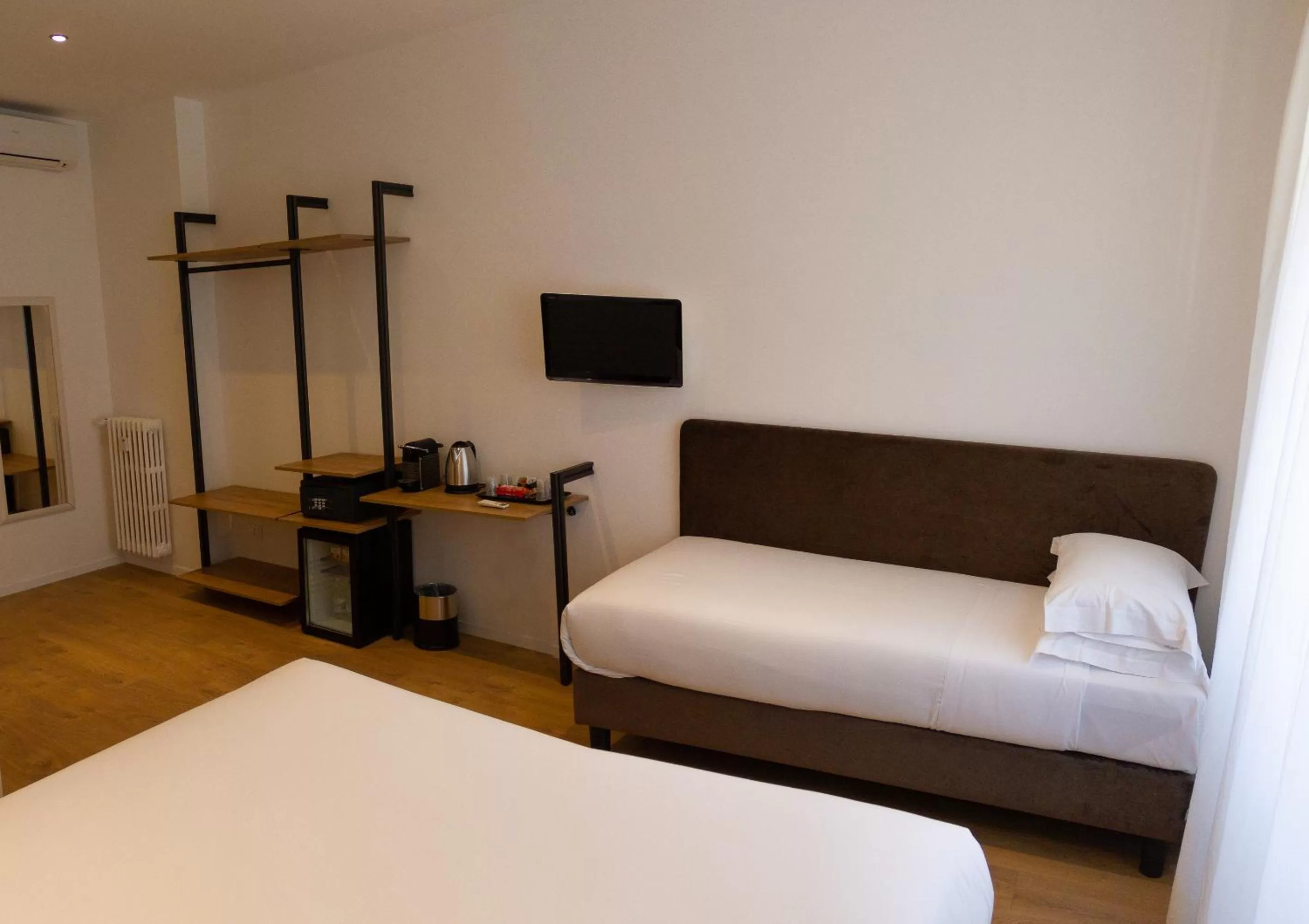 Photo of the whole room, Bed in Michelangelo Vatican Rooms