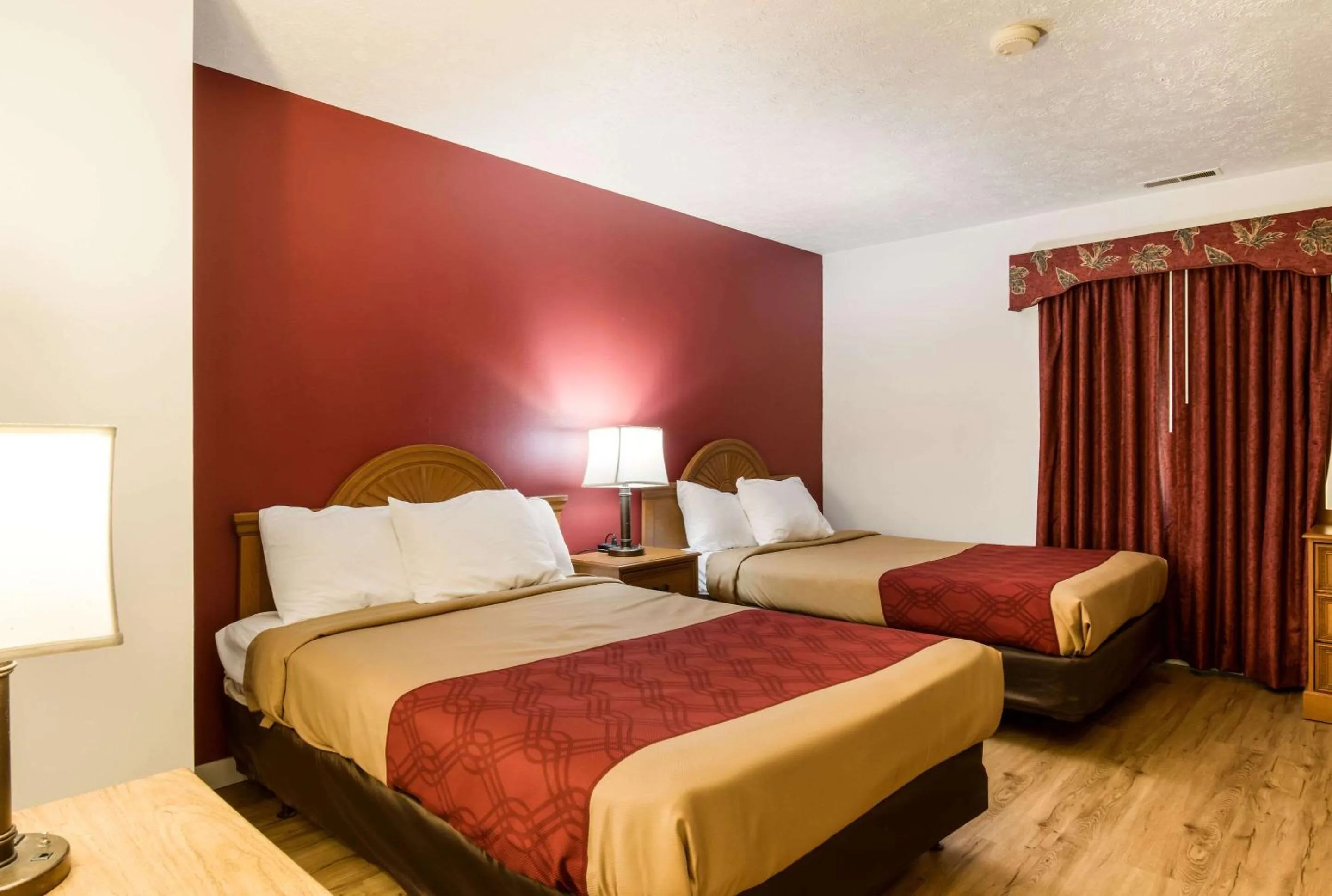 Photo of the whole room, Bed in Econo Lodge Inn & Suites Lake Harmony - Pocono Mountains Area