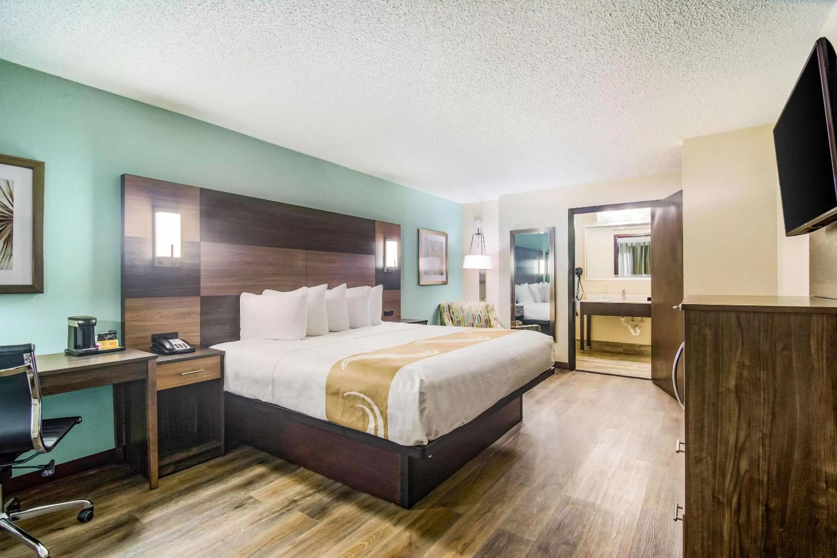 Photo of the whole room, Bed in Quality Inn & Suites Lake City