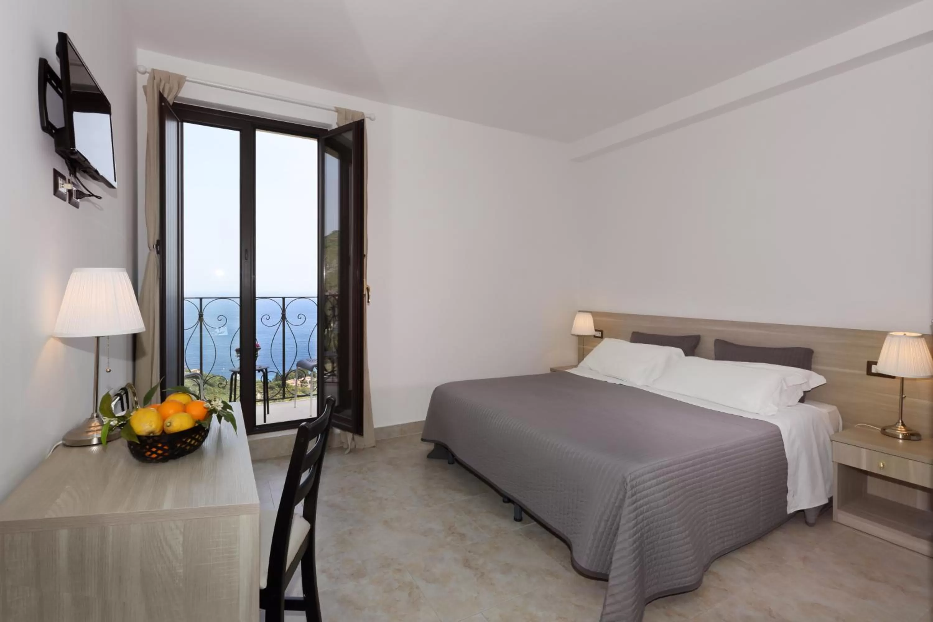 Photo of the whole room, Bed in Villa Astoria