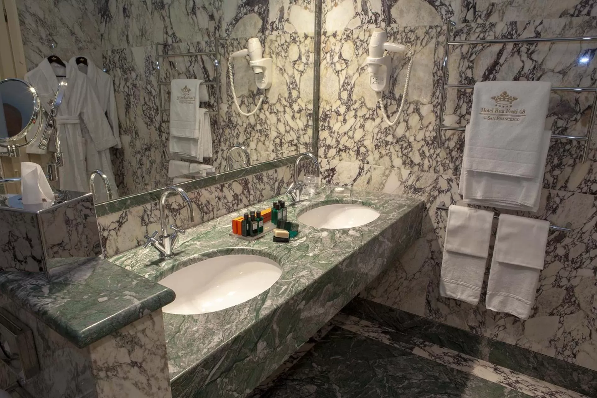 Bathroom in Hotel Rua Frati 48 in San Francesco