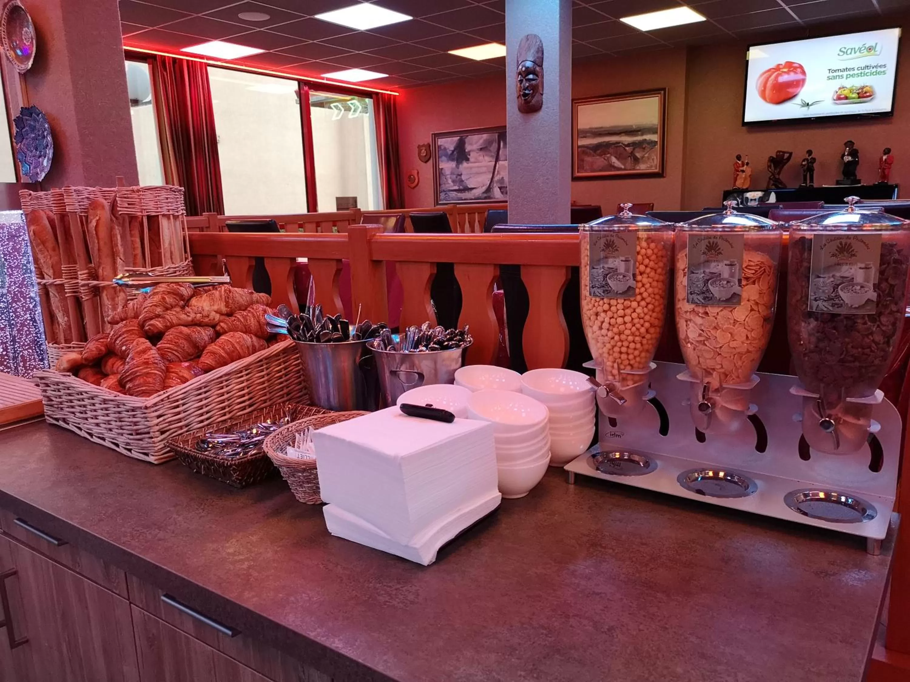 Buffet breakfast in Hôtel Siatel Besançon Chateaufarine