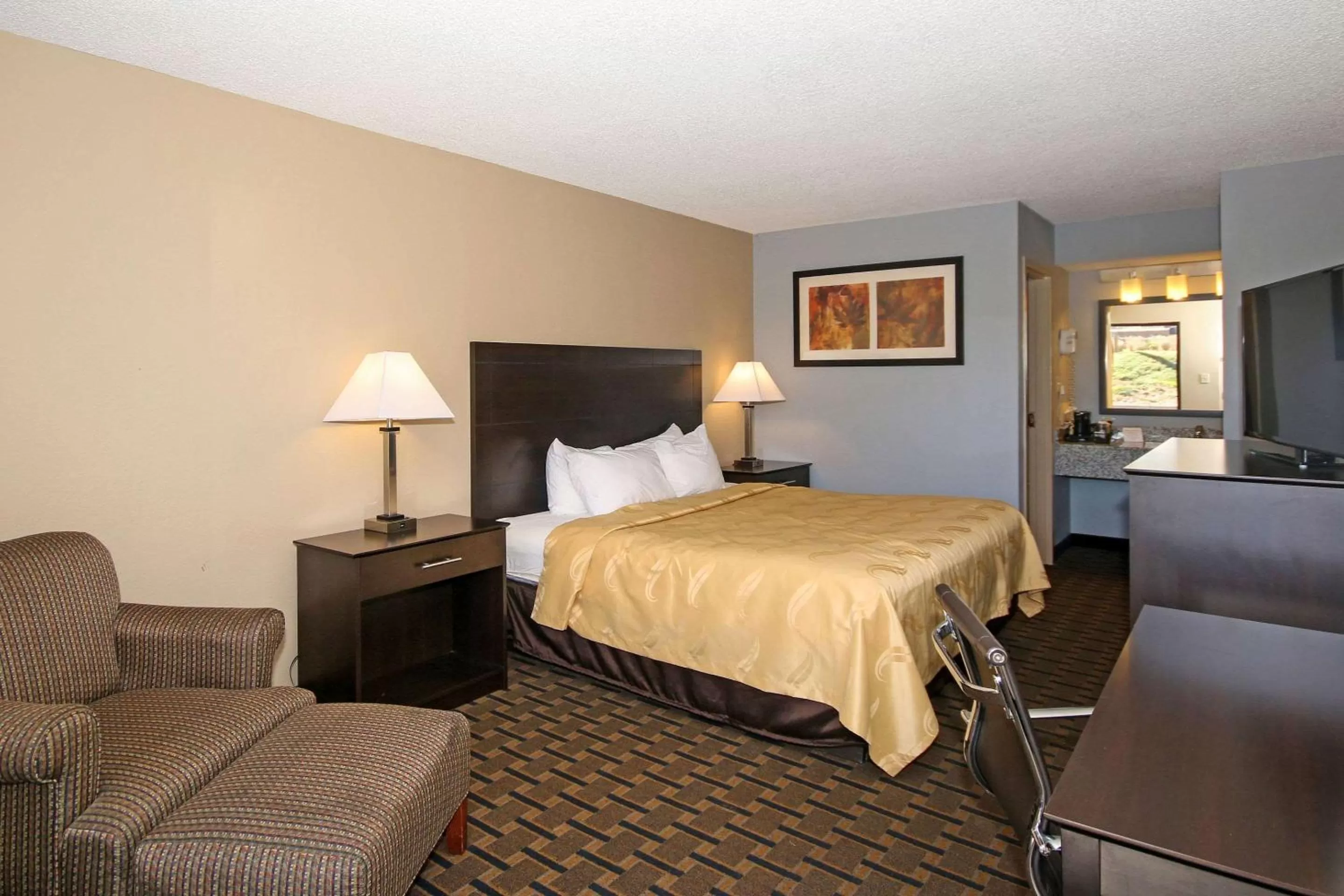 Photo of the whole room, Bed in Quality Inn Clinton - Laurens I-26