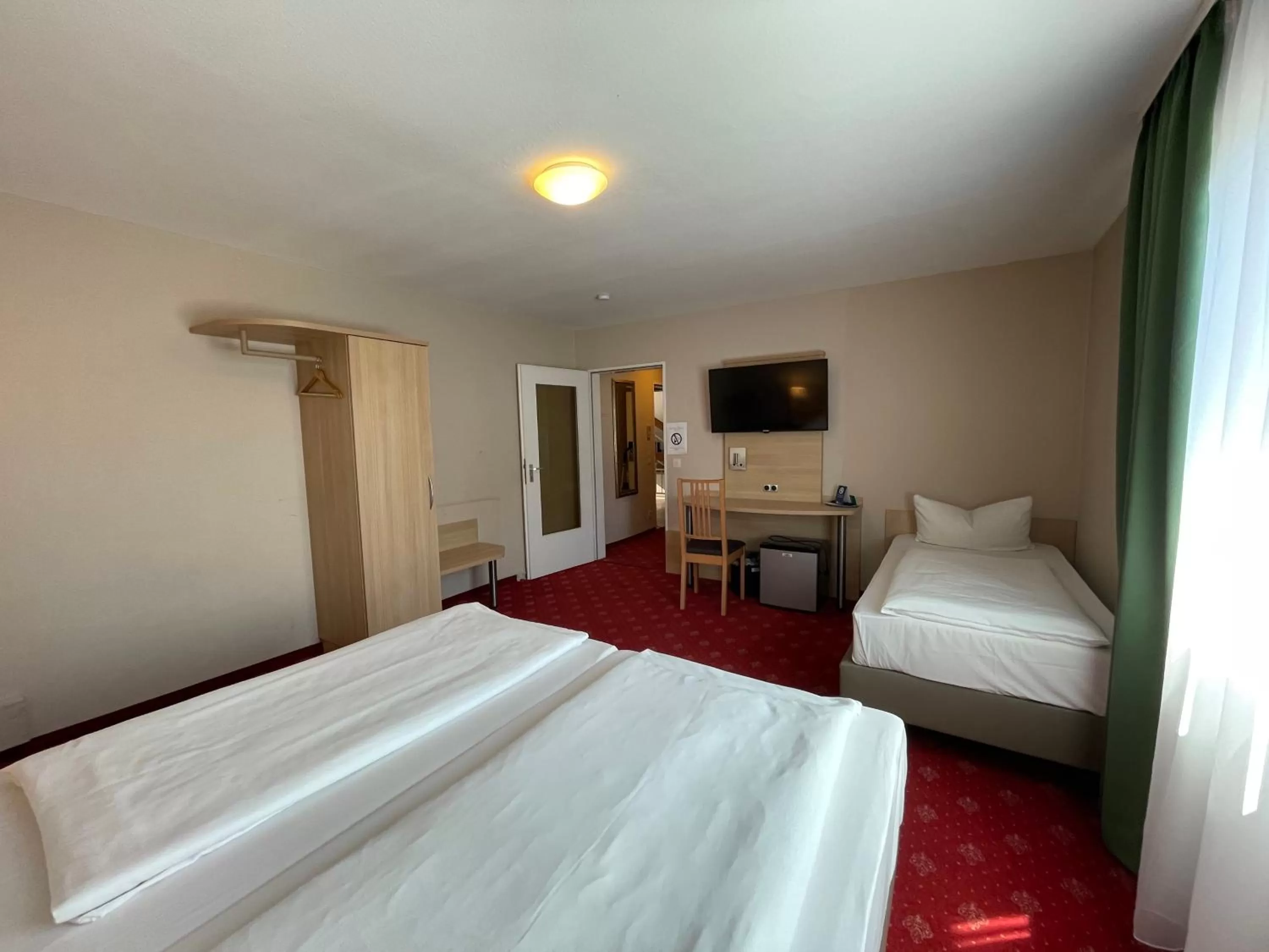 TV and multimedia, Bed in Hafner Hotel- Apartment