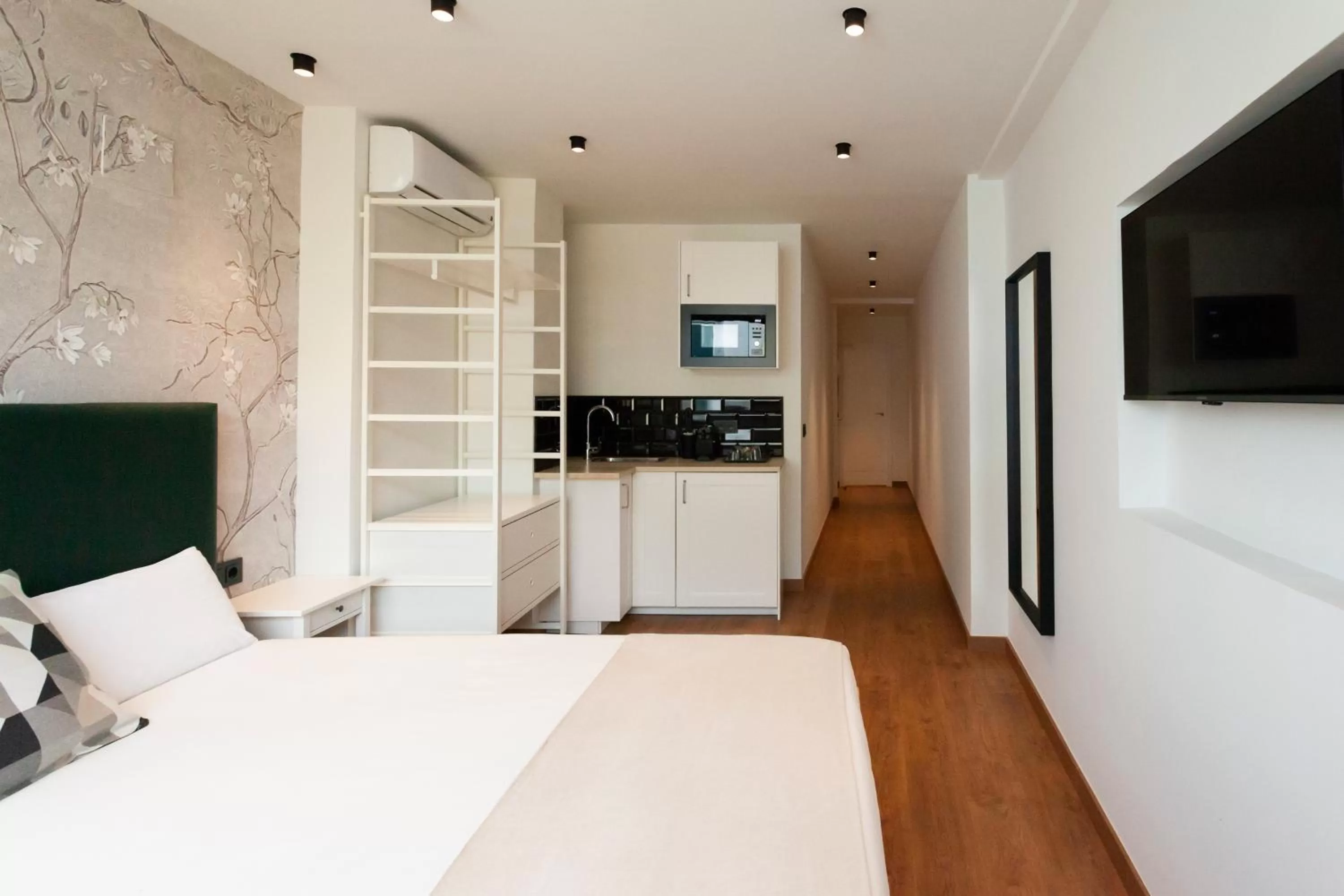 TV and multimedia, Bed in Welldone Sierpes Boutique