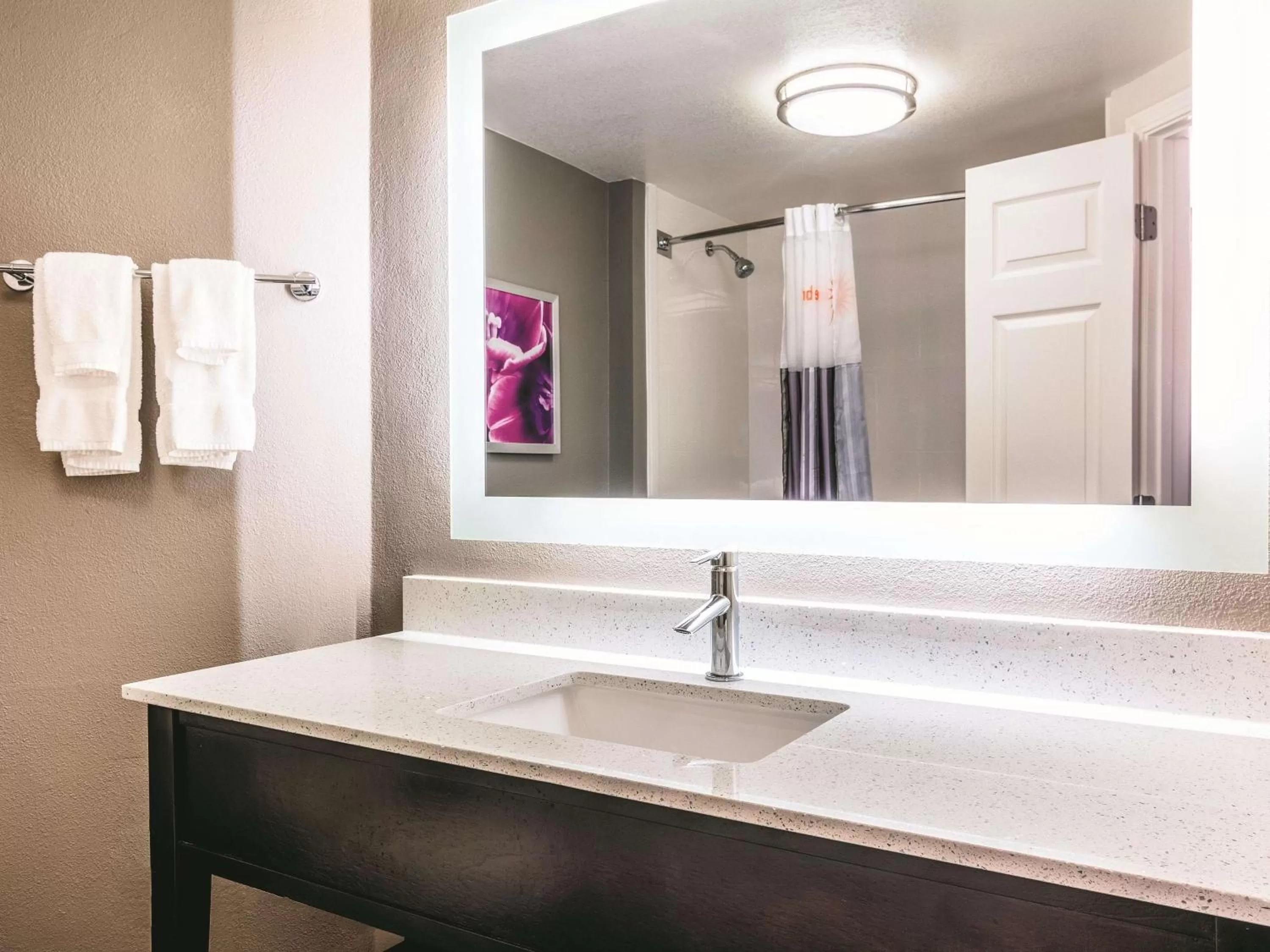 Photo of the whole room in La Quinta by Wyndham Shreveport Airport