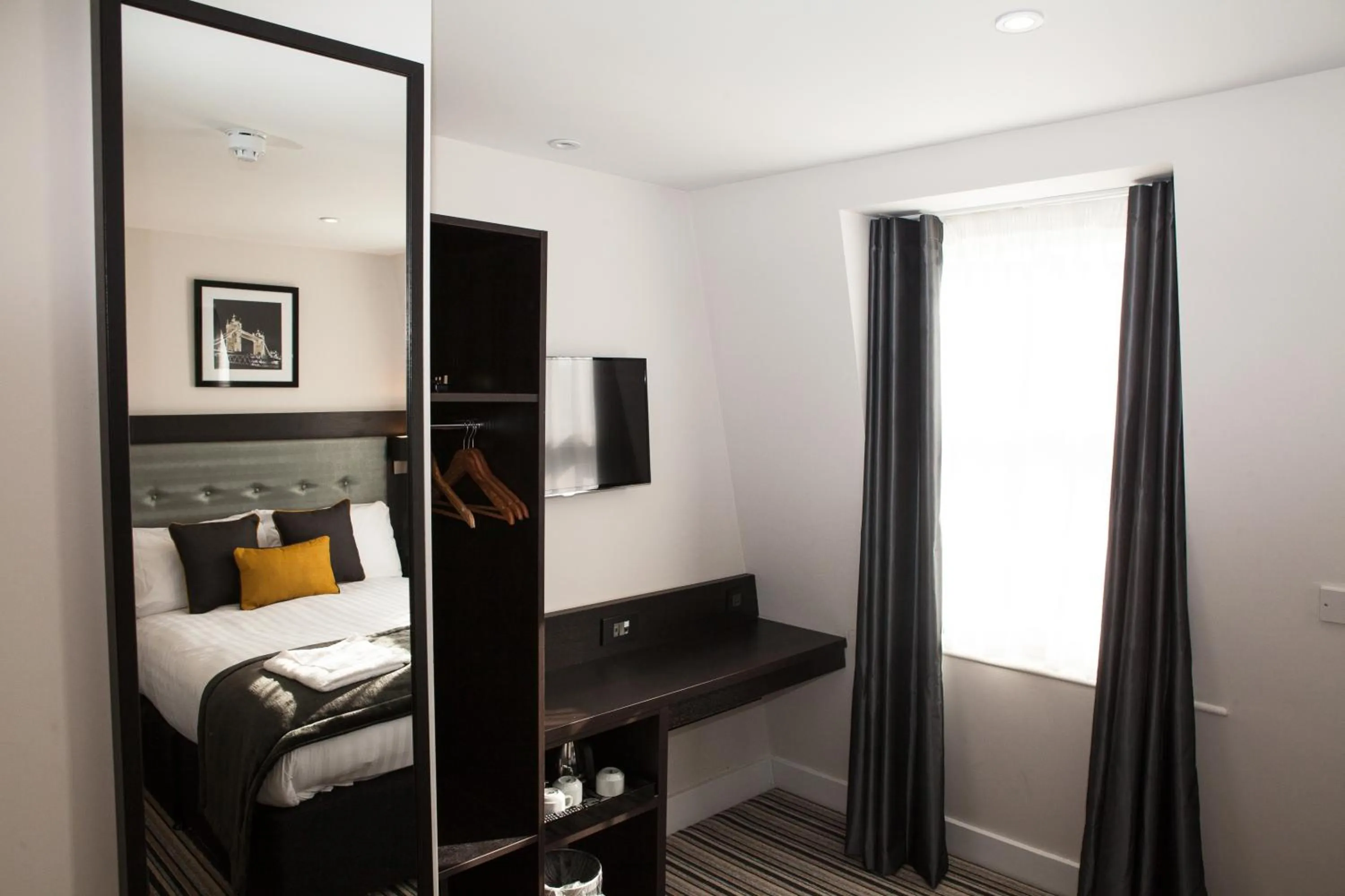 Photo of the whole room, Bed in The Tudor Inn Hotel