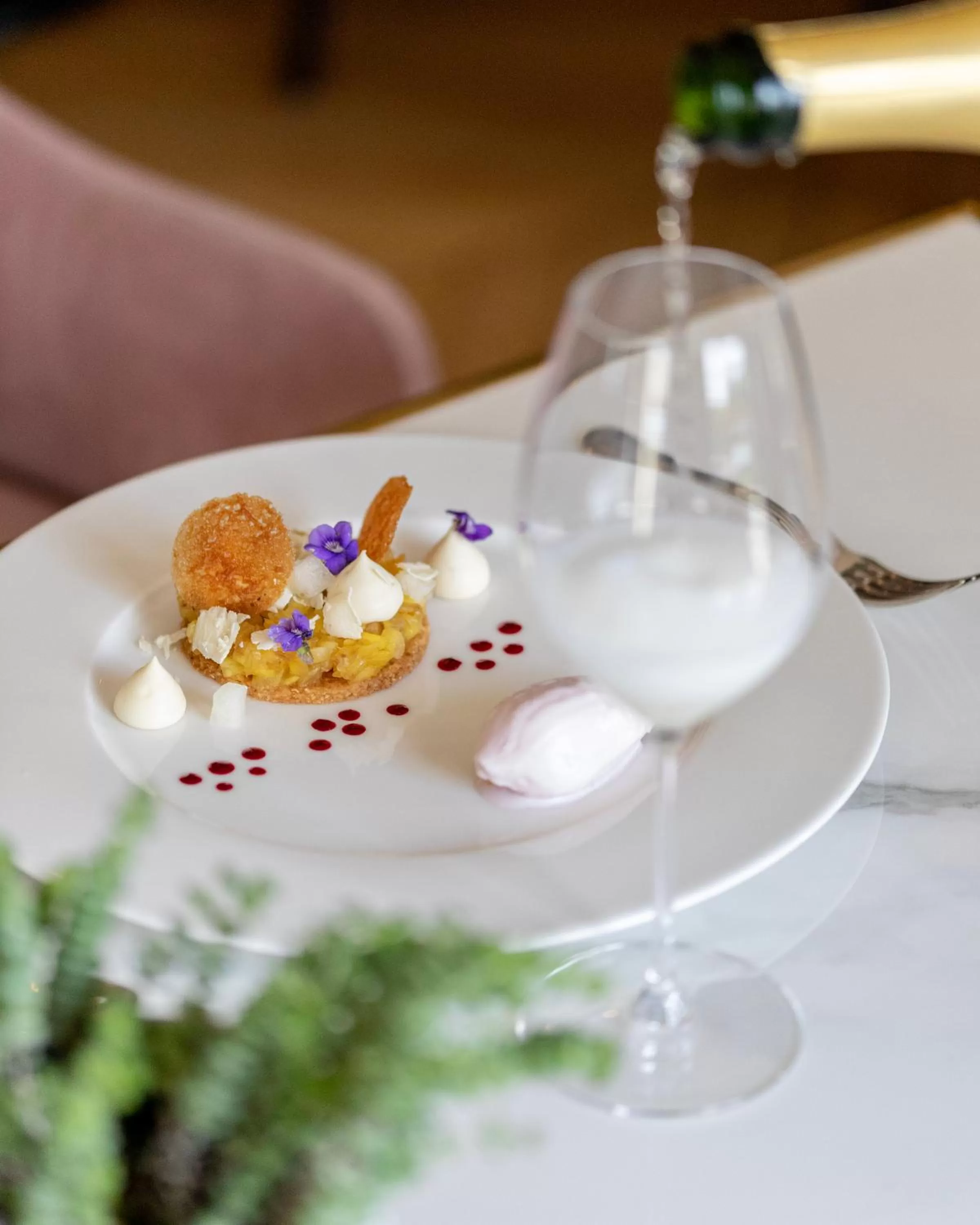 Restaurant/places to eat in Ermitage De Corton - Teritoria