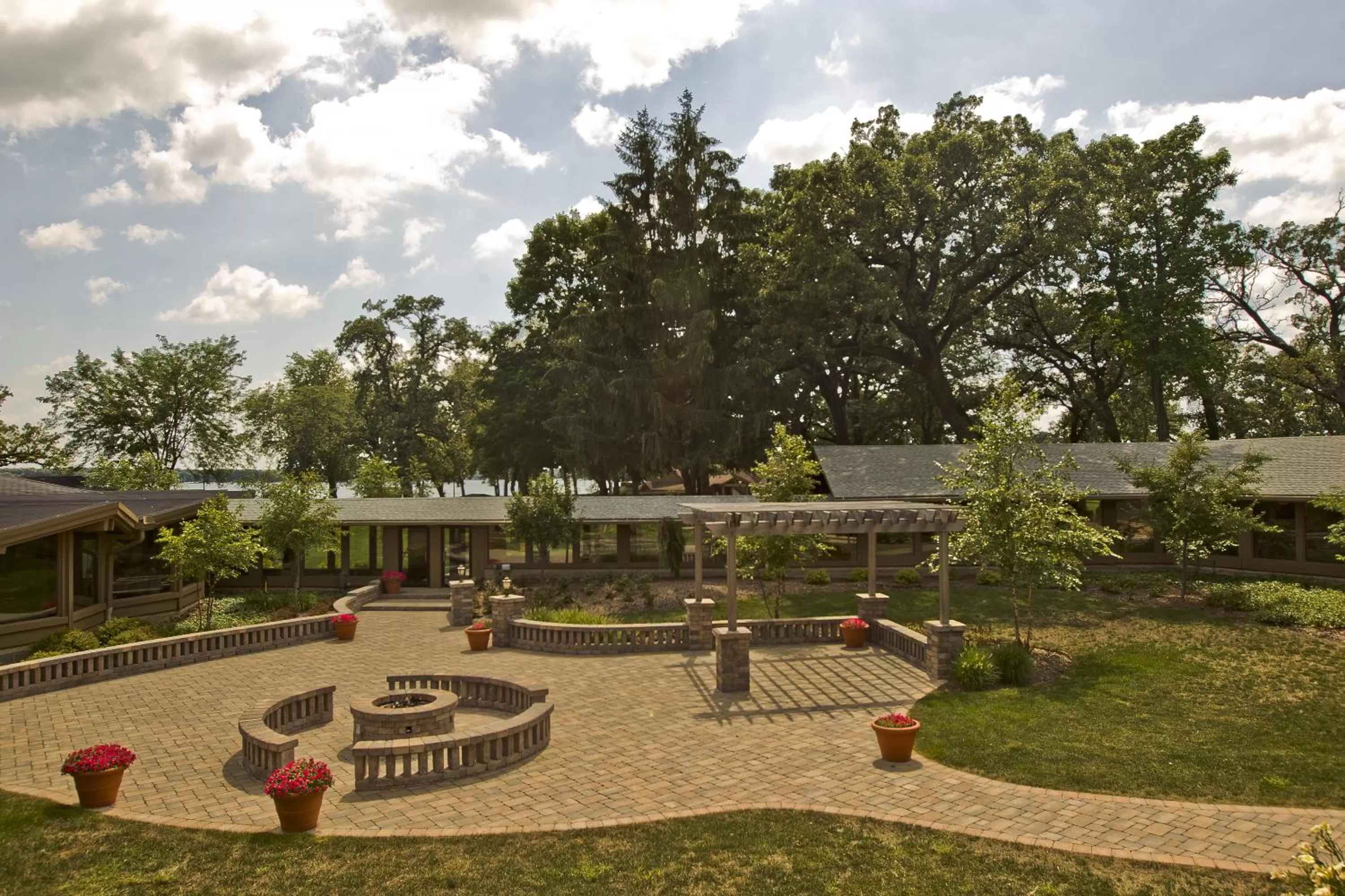 Area and facilities in Lake Lawn Resort