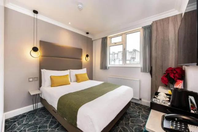 Bedroom in Queens Park Hotel