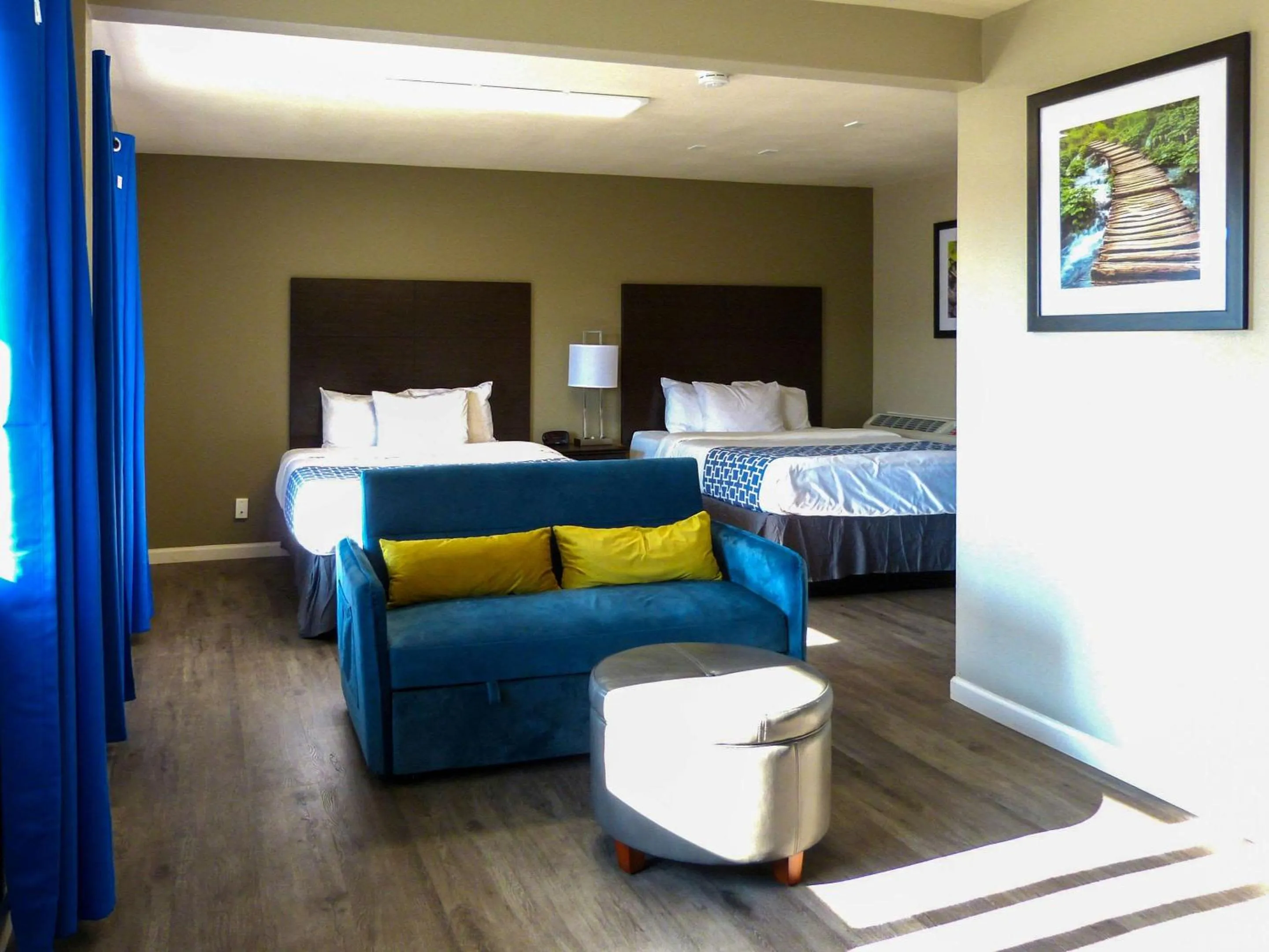 Bedroom, Bed in Rodeway Inn & Suites Ontario