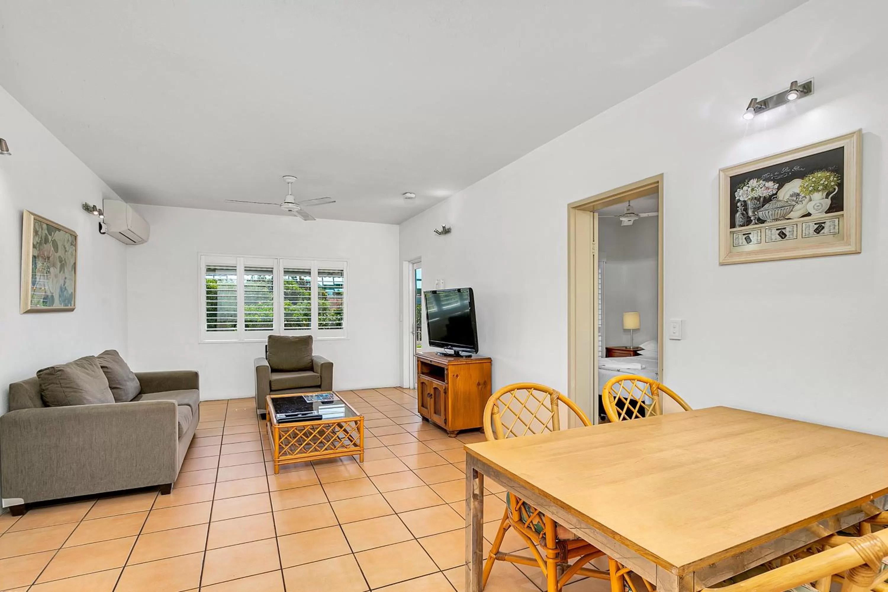 TV and multimedia in Cairns Reef Apartments & Motel