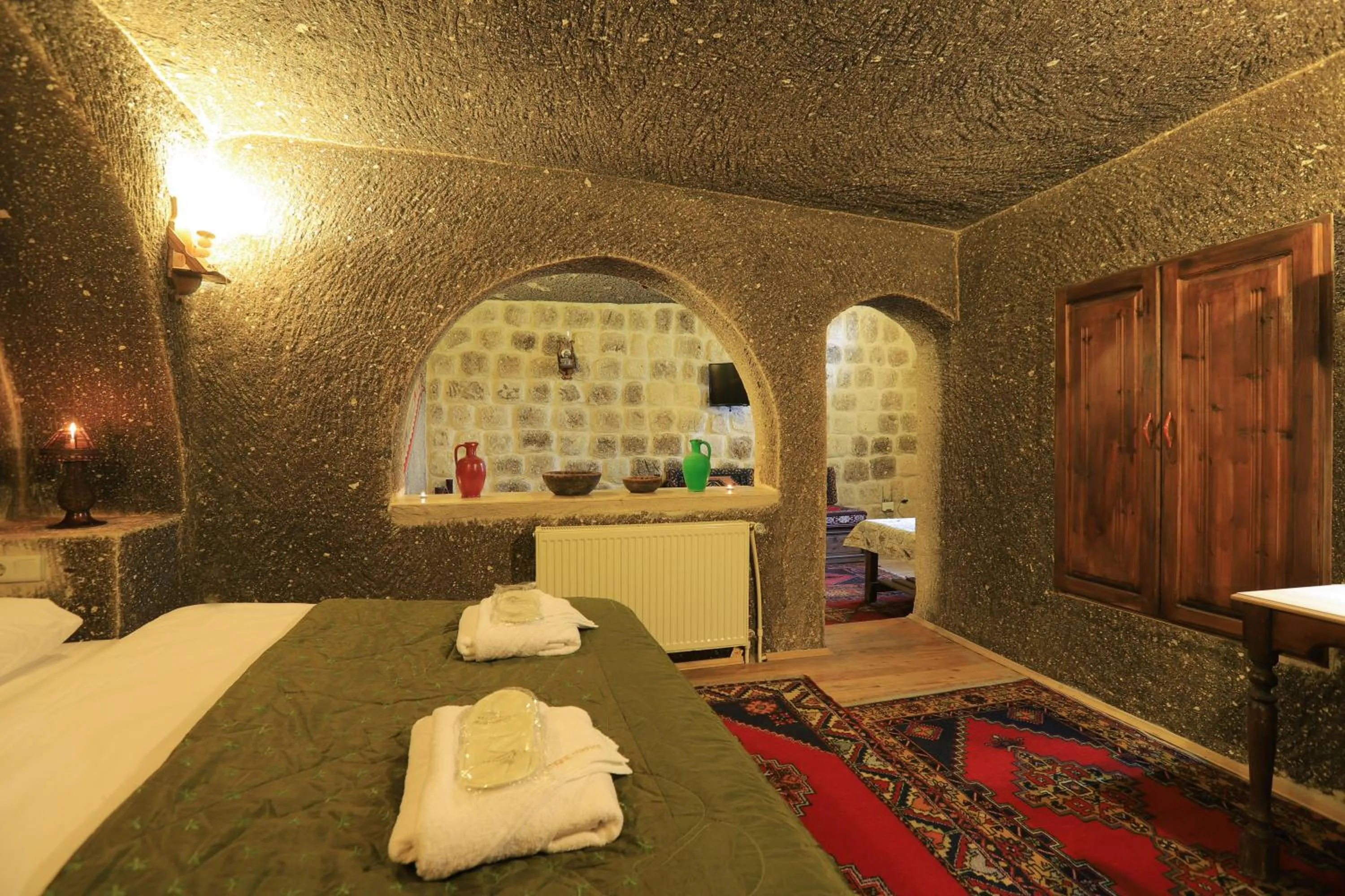 Massage, Bed in Antique Terrace Cave Suites