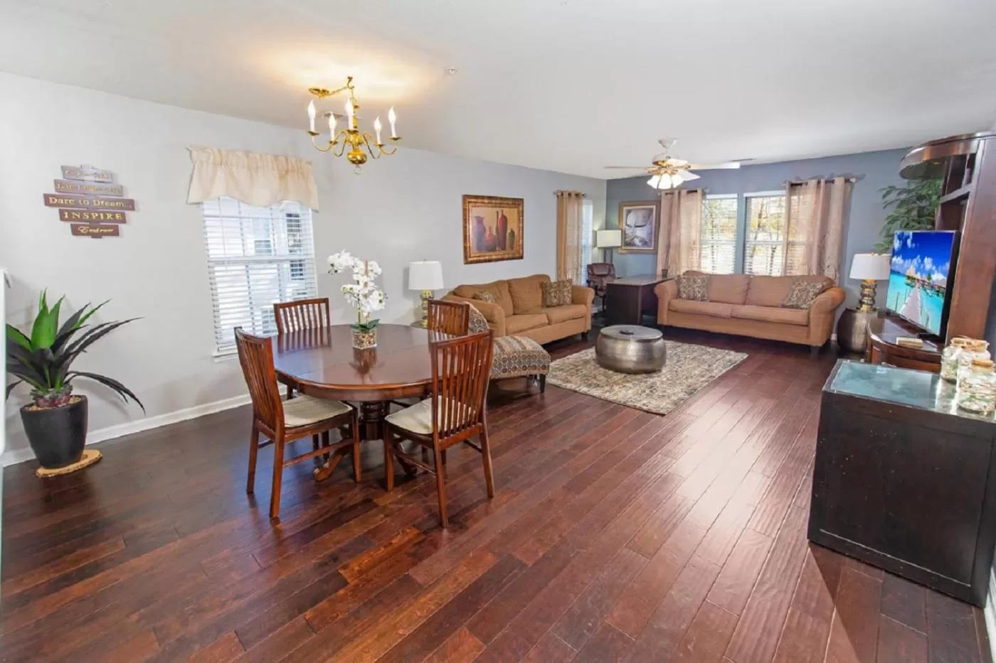 Dining Area in River Oaks Golf Resort