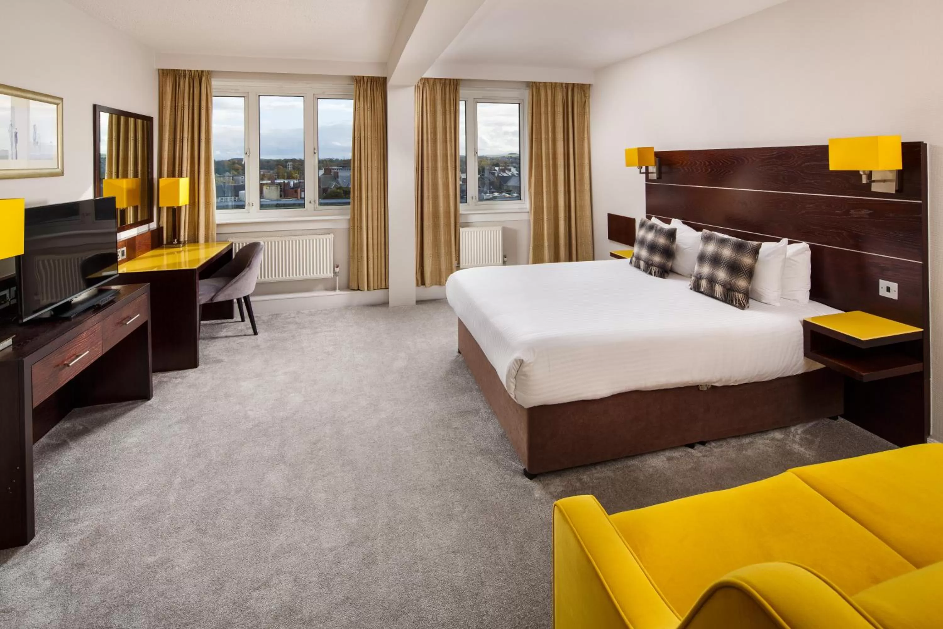 Photo of the whole room, Bed in Mercure Ayr Hotel