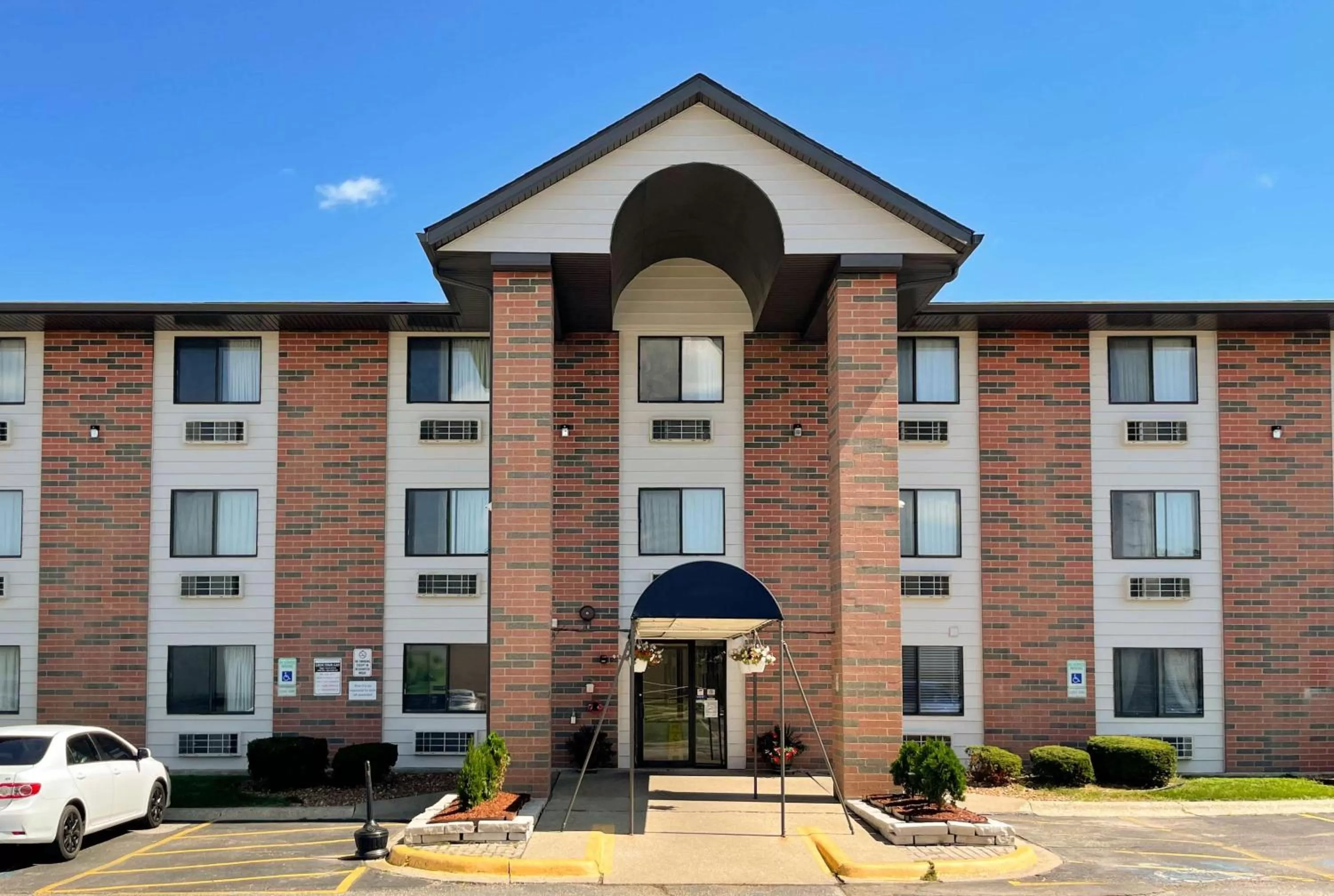 Property building in Motel 6-Elk Grove Village, IL - O'Hare