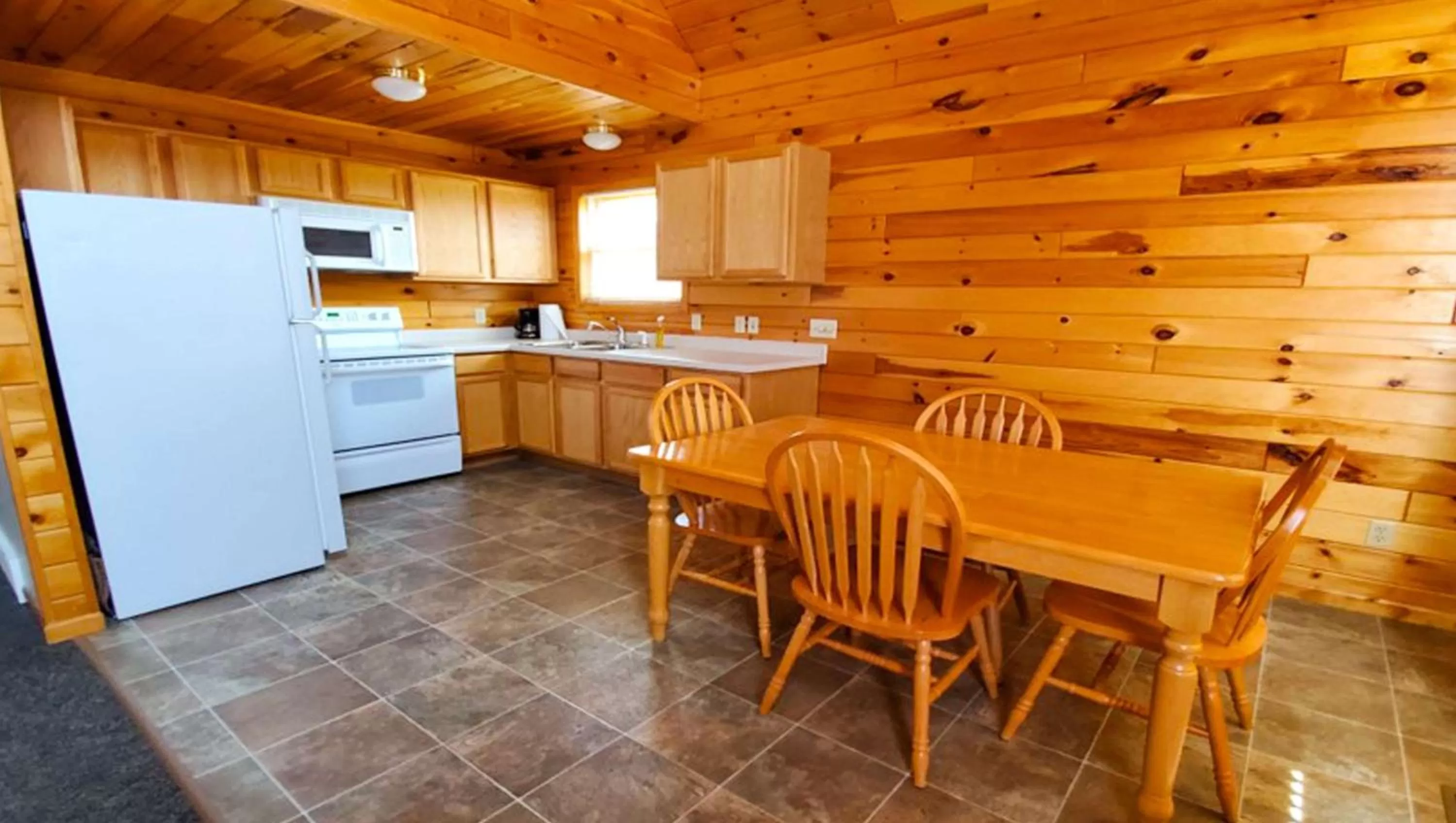 Photo of the whole room in Jasper Ridge Inn Ishpeming