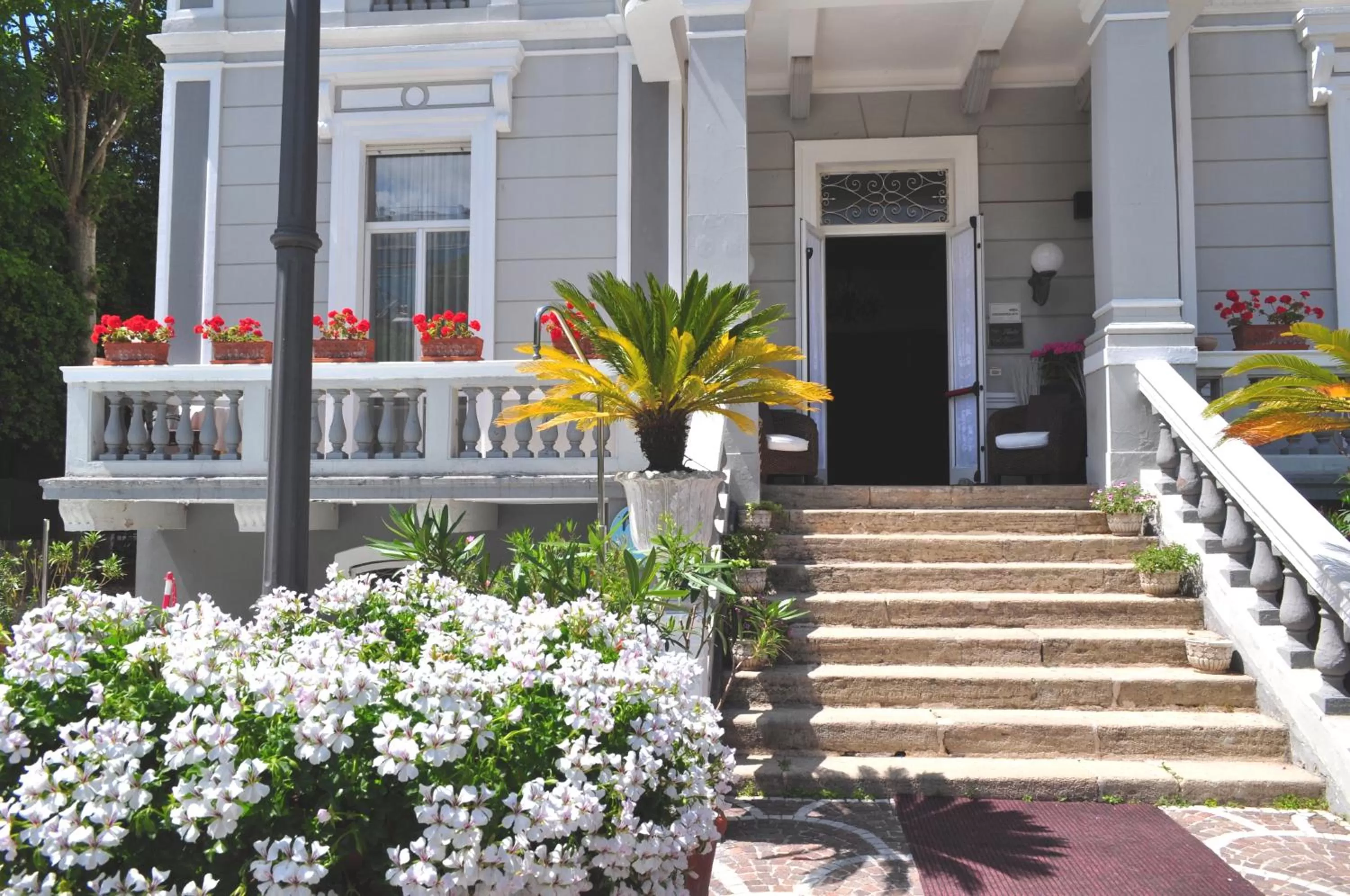 Facade/entrance in Esedra Hotel