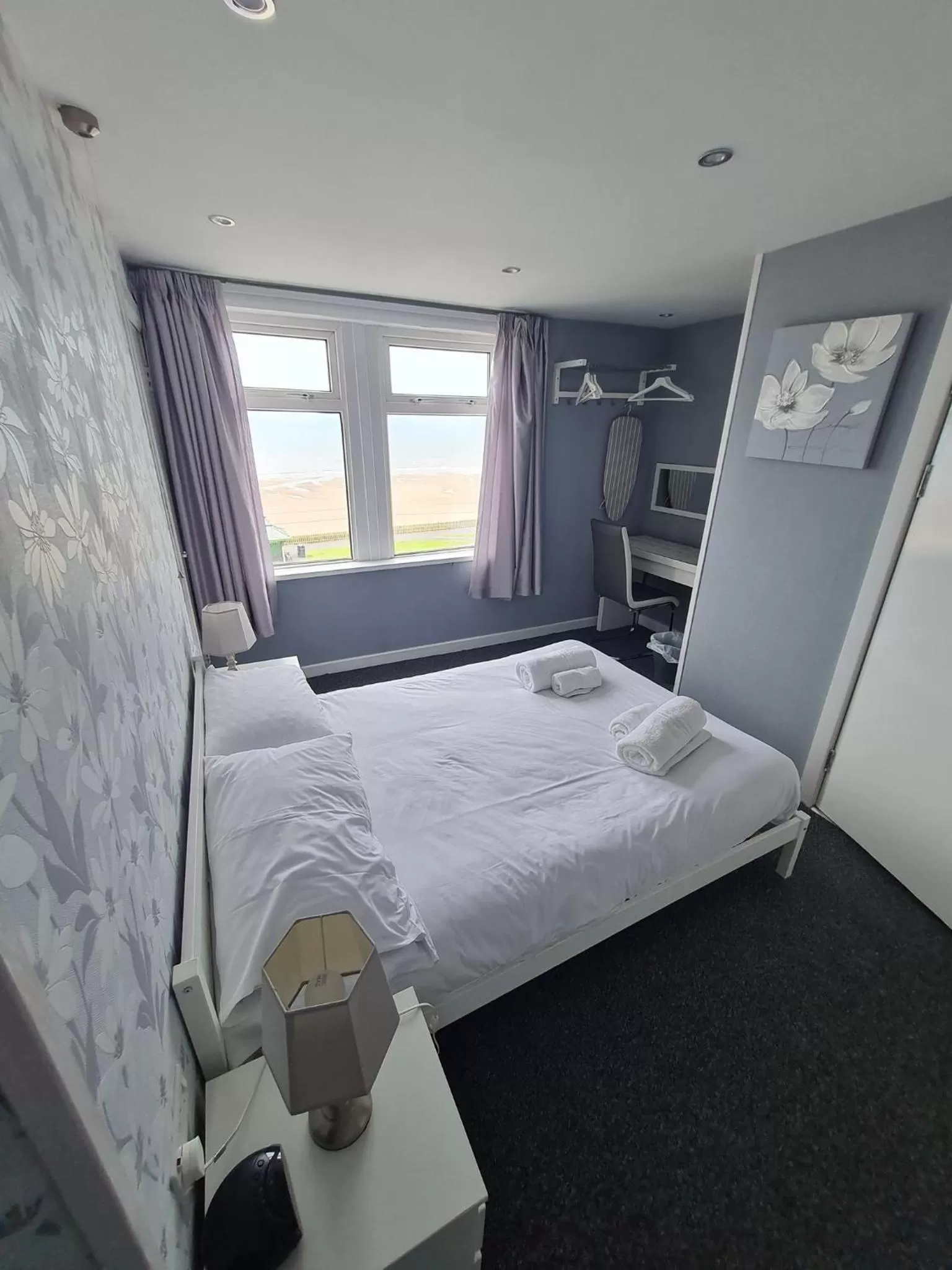 View (from property/room), Bed in Queens Plaza Hotel