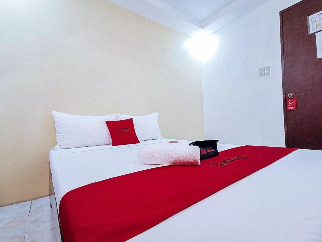 Deluxe Double or Twin Room in RedDoorz near Notre Dame of Dadiangas University - Vaccinated Staff