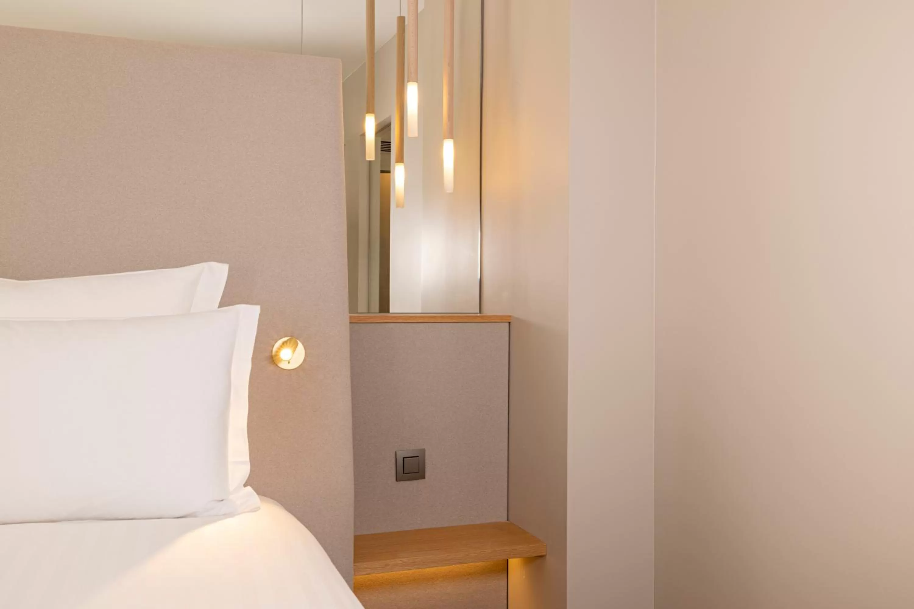 Bedroom, Bed in Hôtel Beige