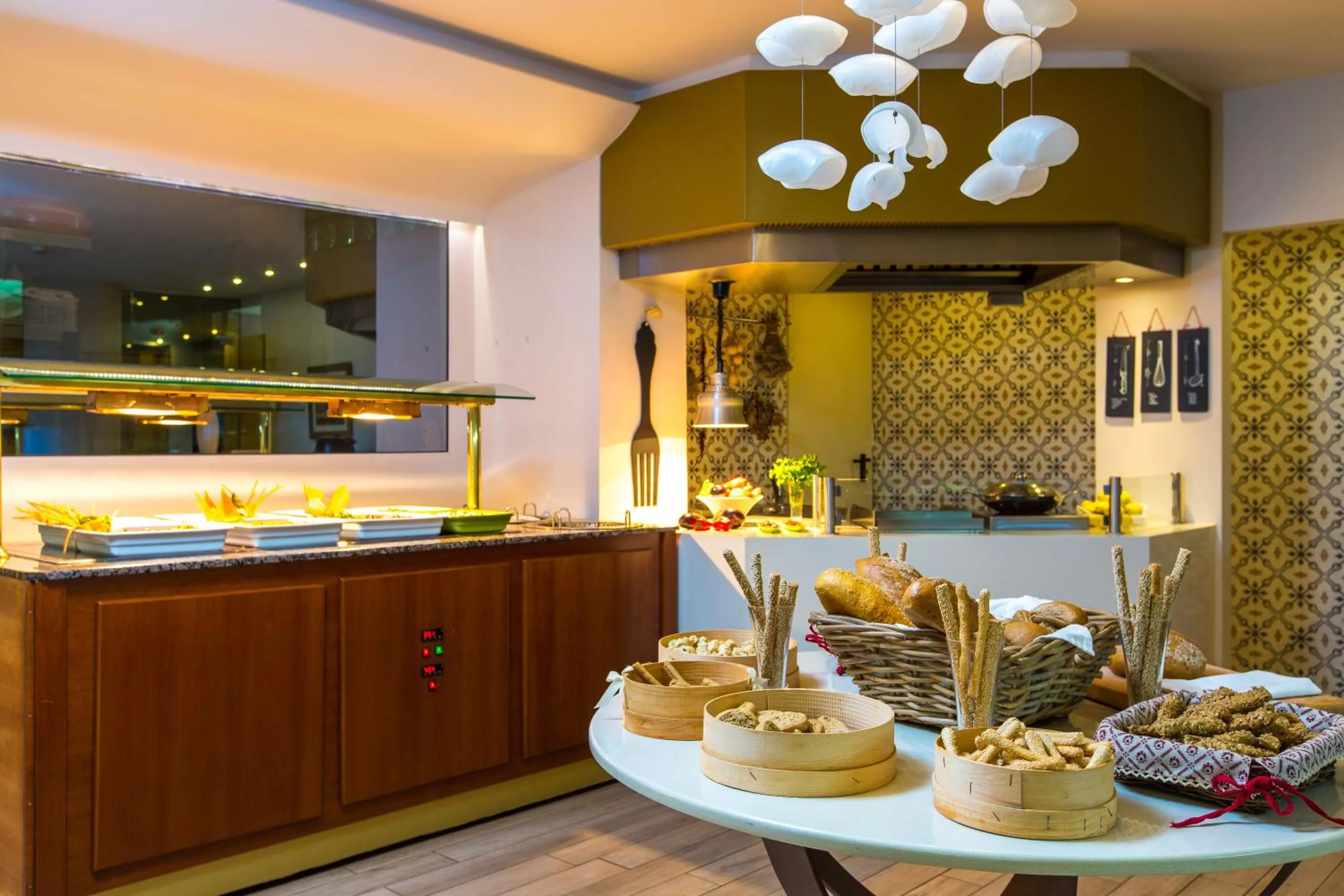 Restaurant/places to eat in Hotel Ideon