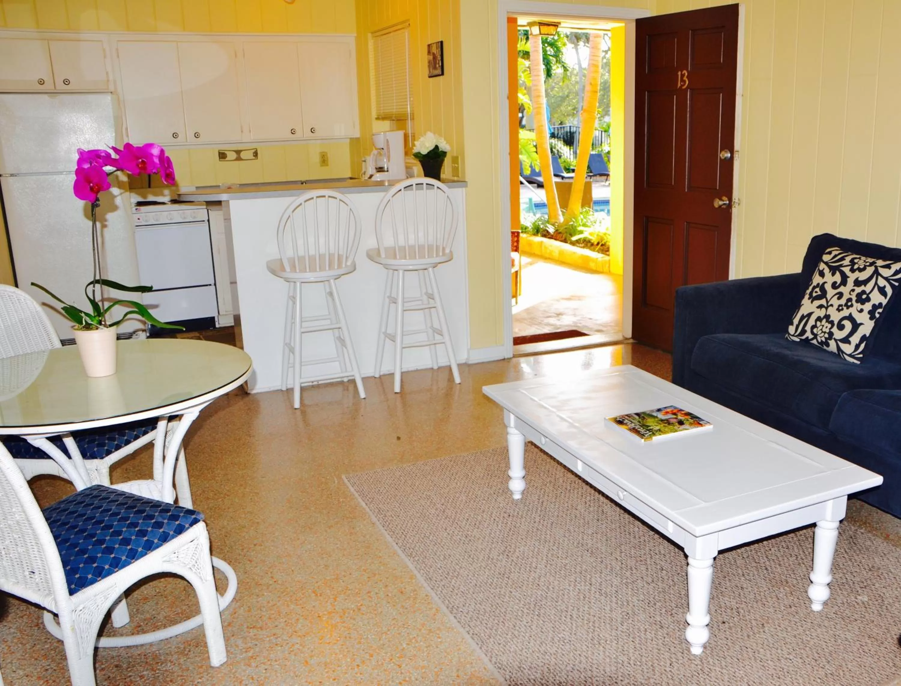 Kitchen or kitchenette, Seating Area in Sea Turtle Inn