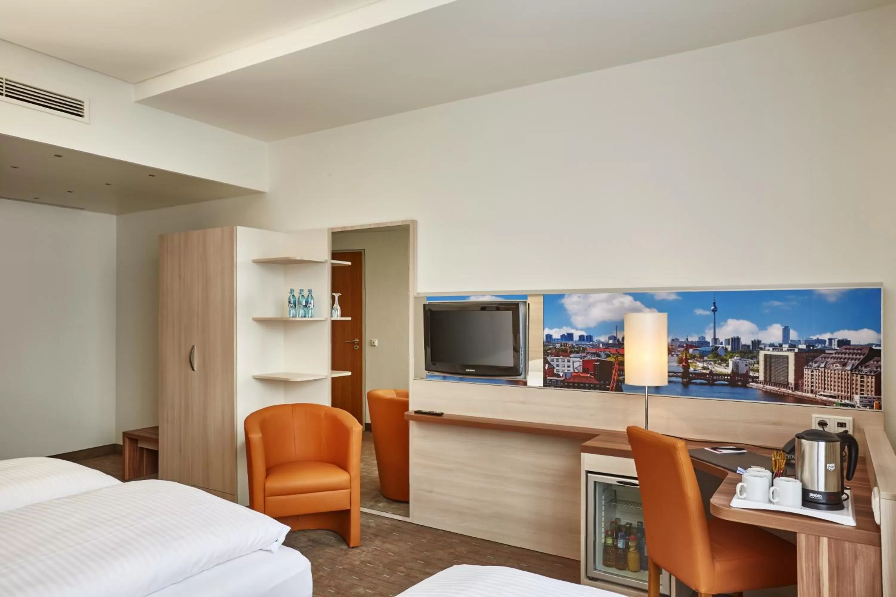 Coffee/tea facilities, Bed in H+ Hotel Berlin Mitte