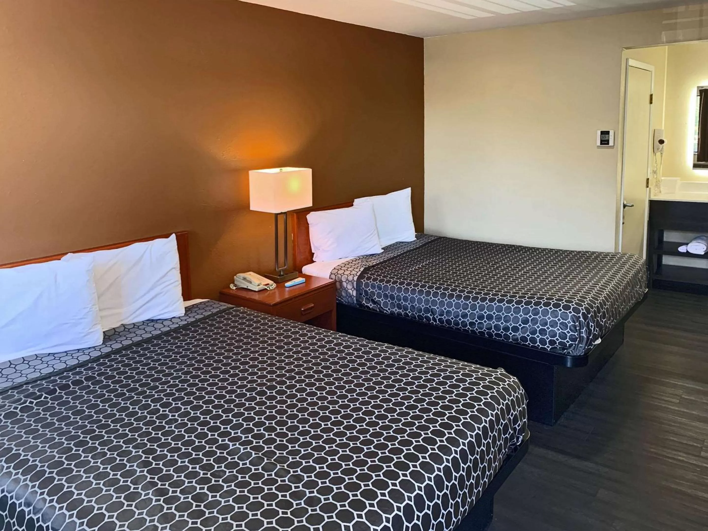 Bedroom in Rodeway Inn Sacramento-University Area