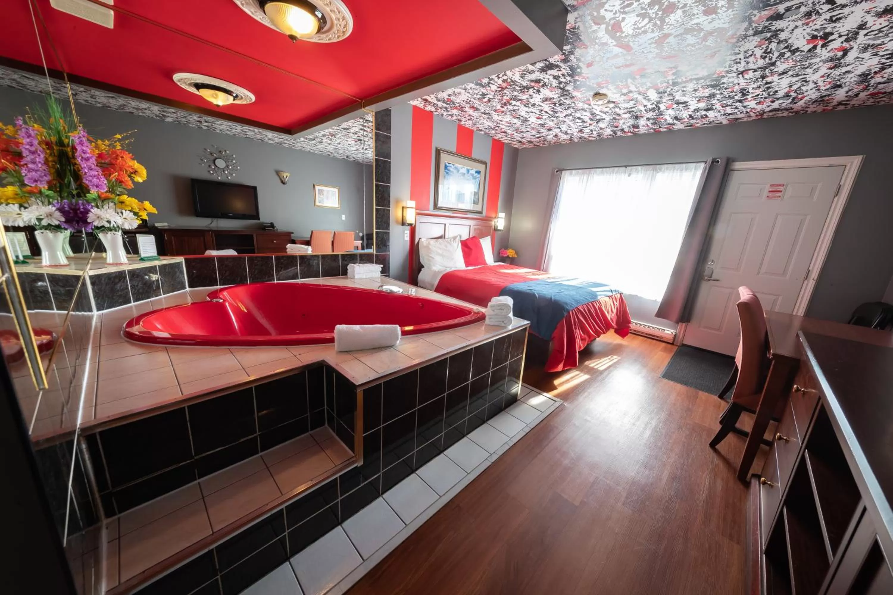 Bed in Villager Lodge Niagara Falls