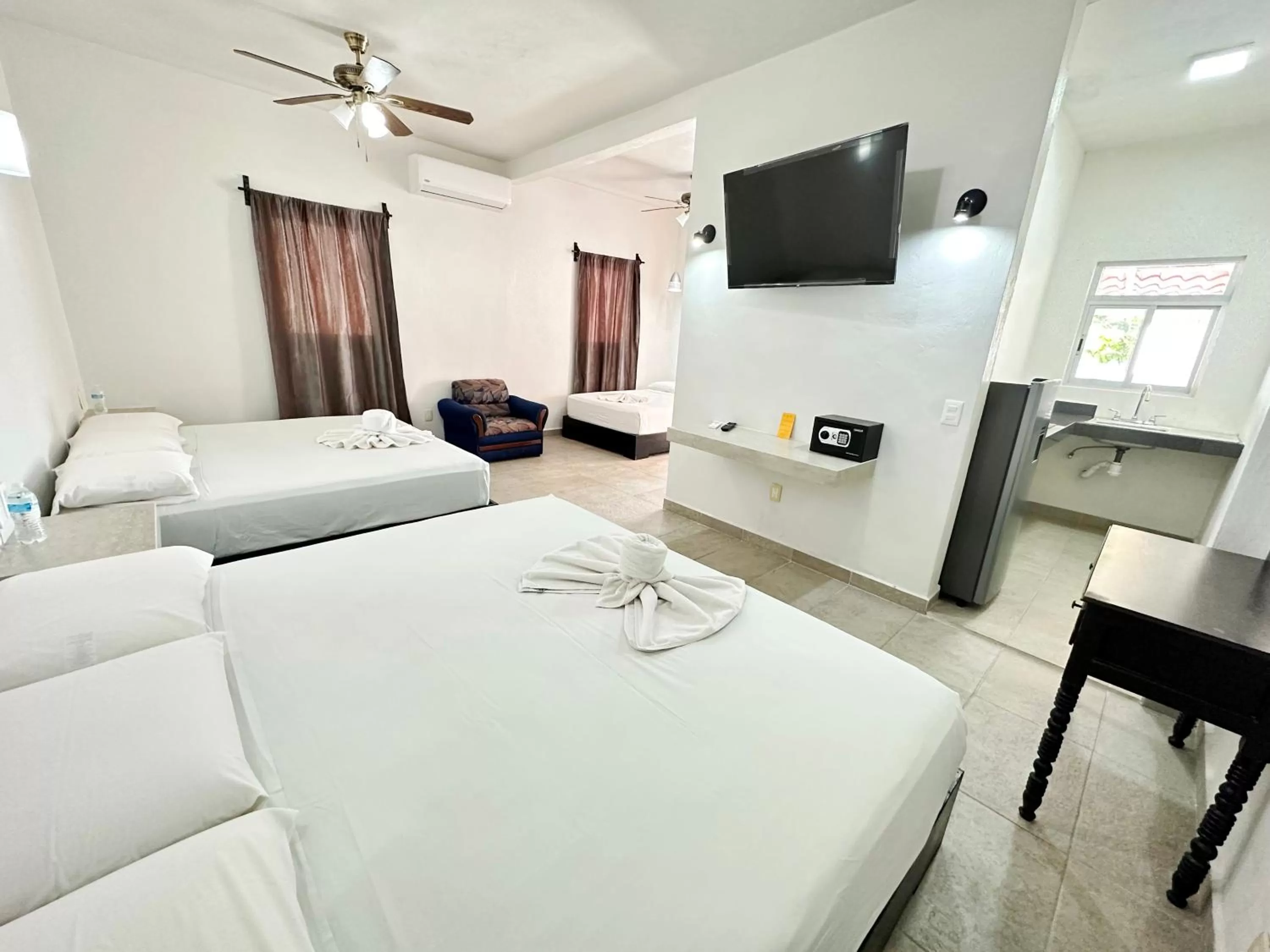 Photo of the whole room, Bed in Hotel Vista Laguna Bacalar