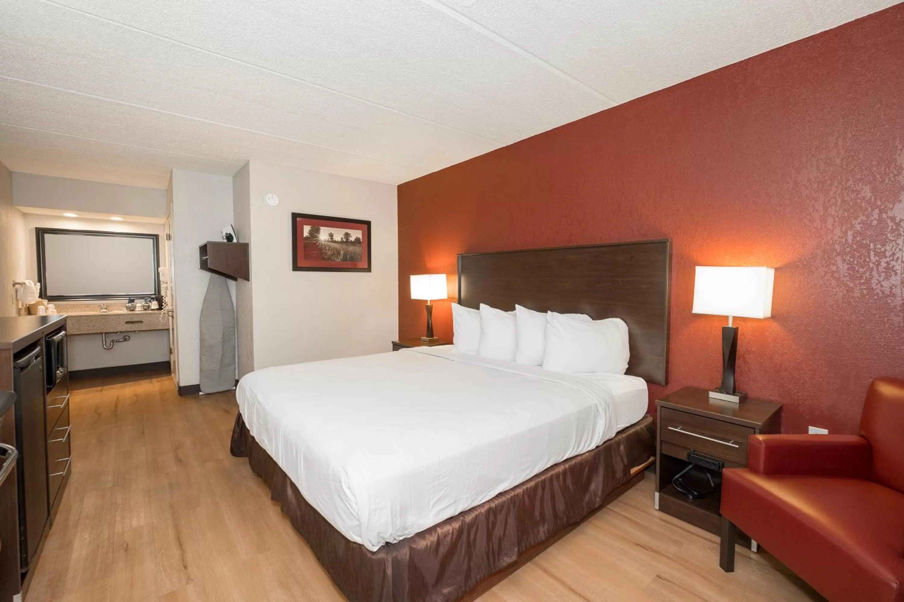 Photo of the whole room, Bed in Red Roof Inn Mobile North – Saraland