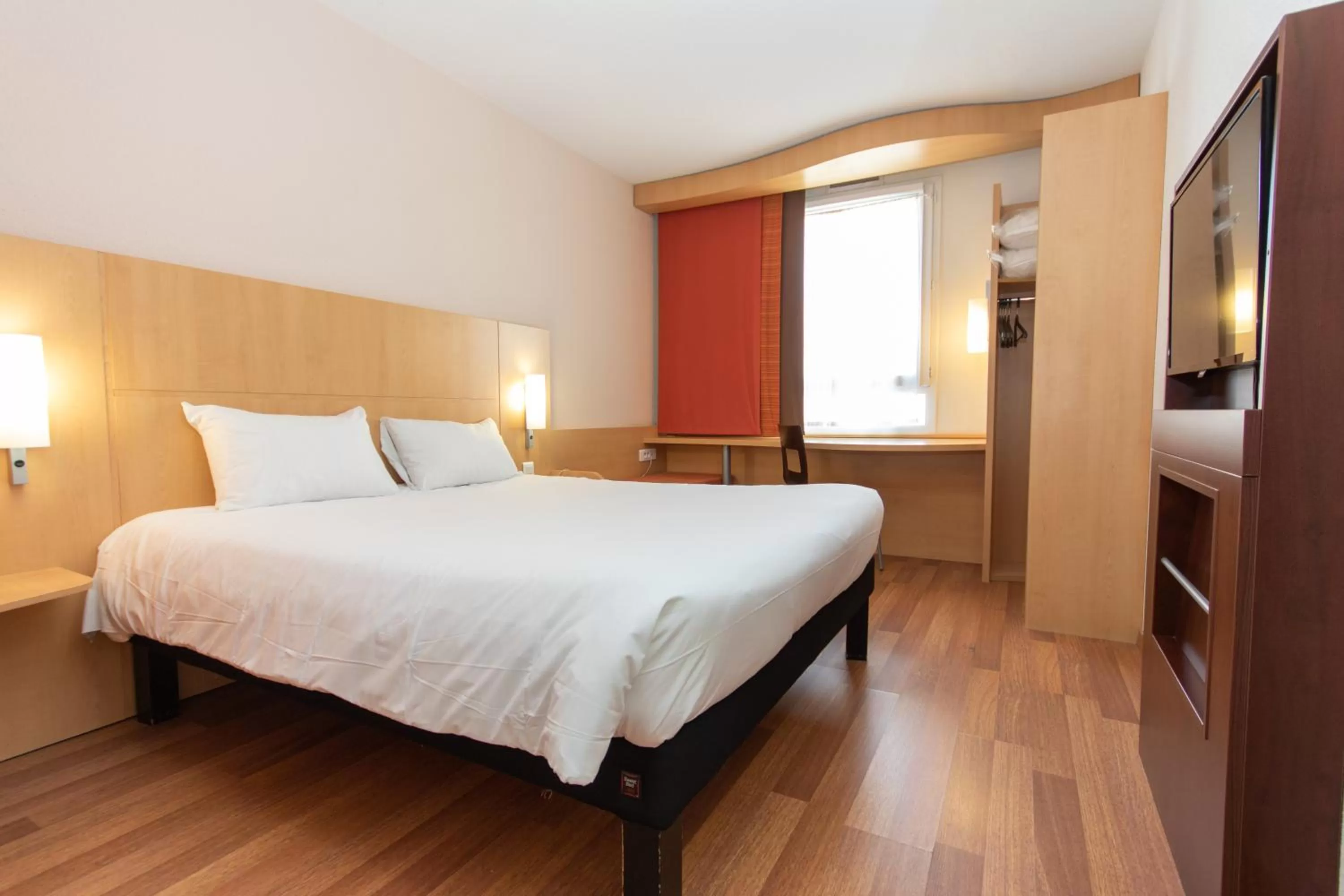 Bed in ibis Rochefort