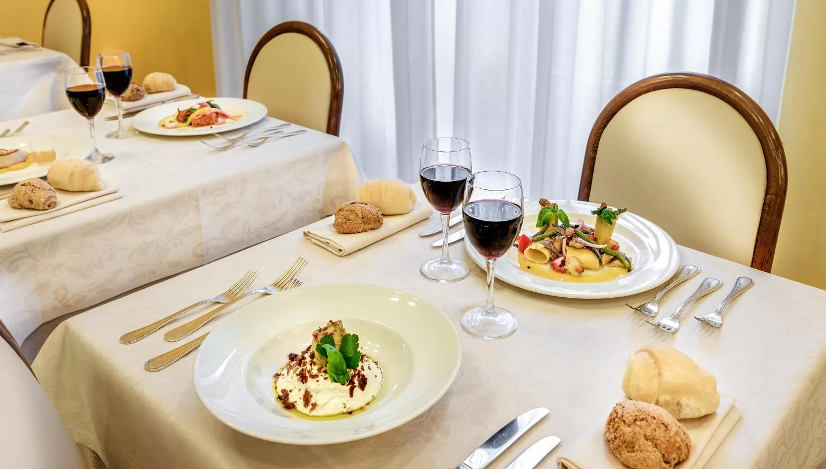 Restaurant/places to eat in Hotel Boston