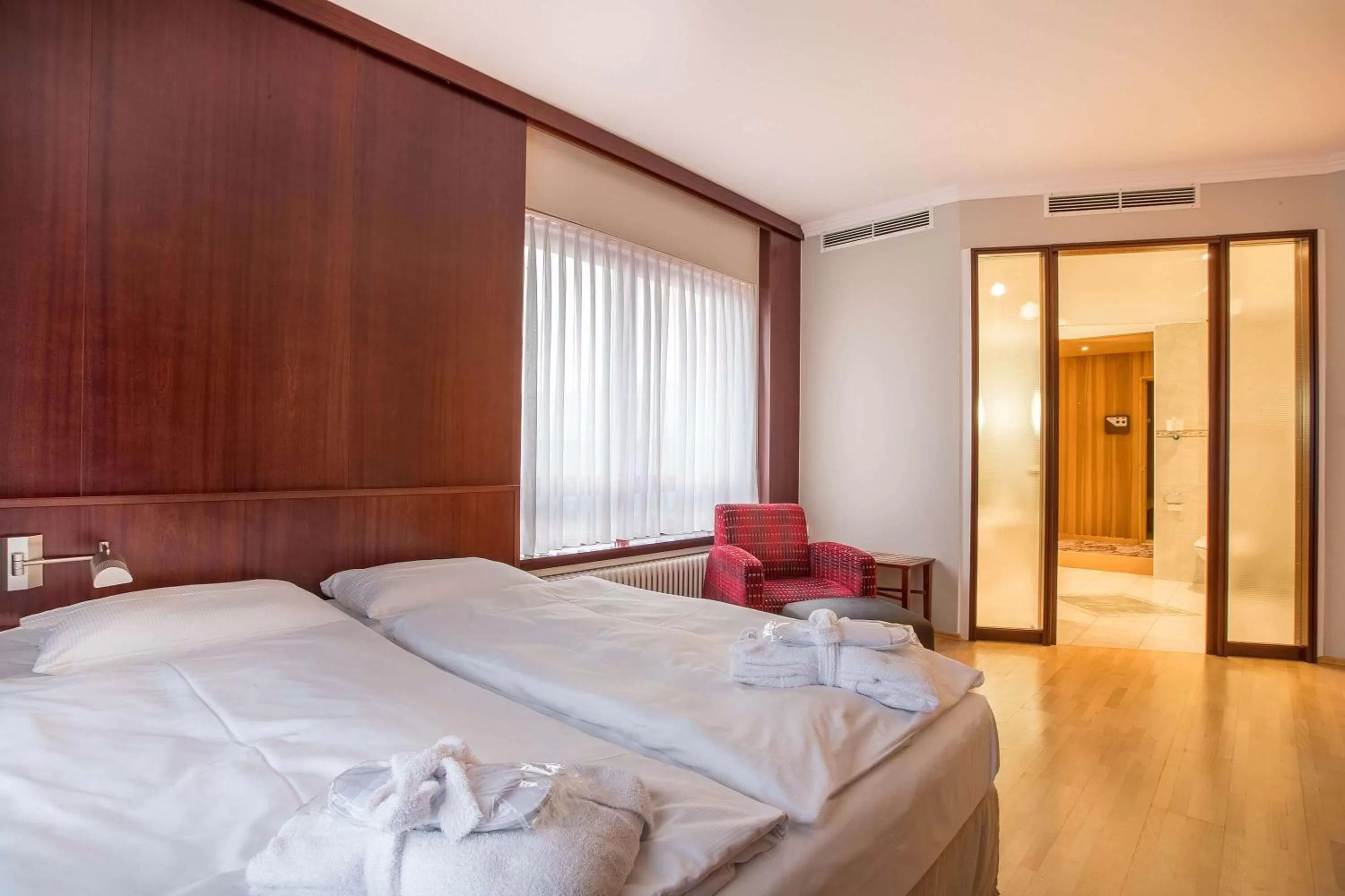 Photo of the whole room, Bed in elaya hotel frankfurt oberursel