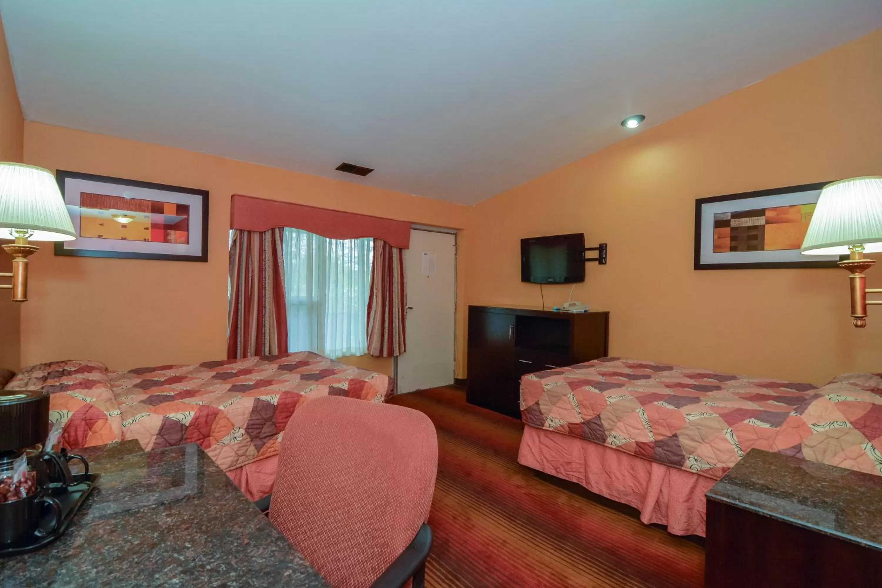 Bed in Rodeway Inn MacArthur Airport