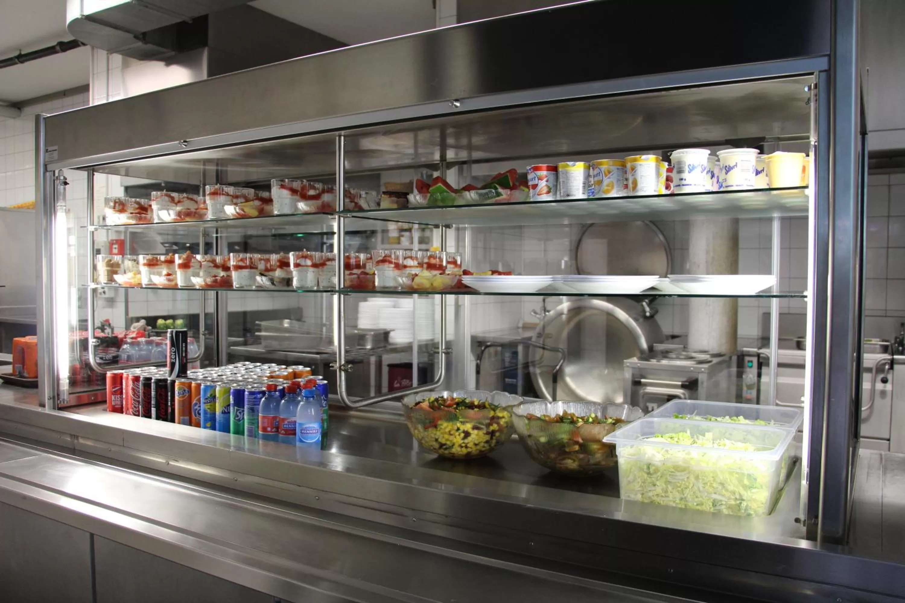 Restaurant/places to eat in Geneva Hostel