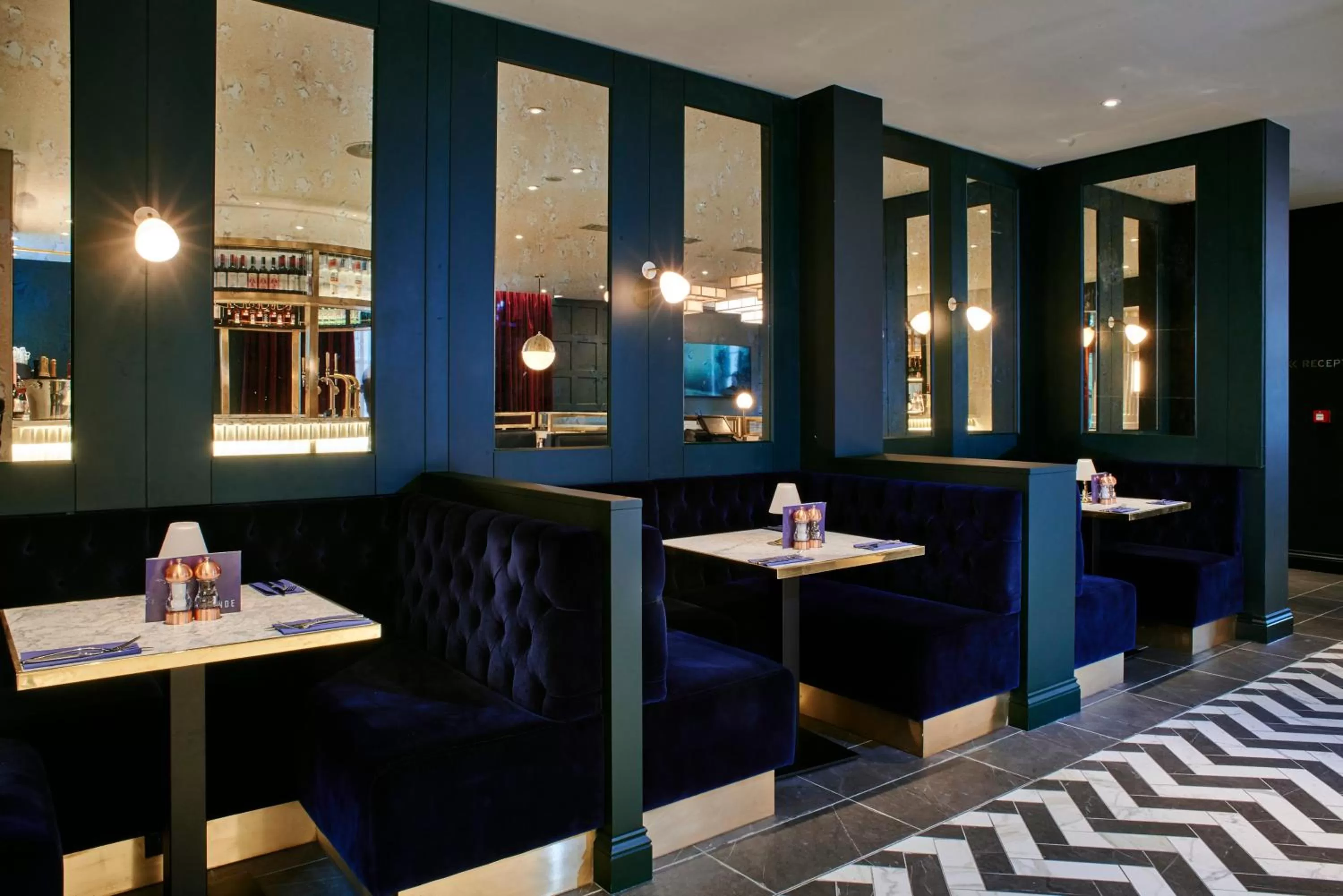 Restaurant/places to eat in Le Monde Hotel