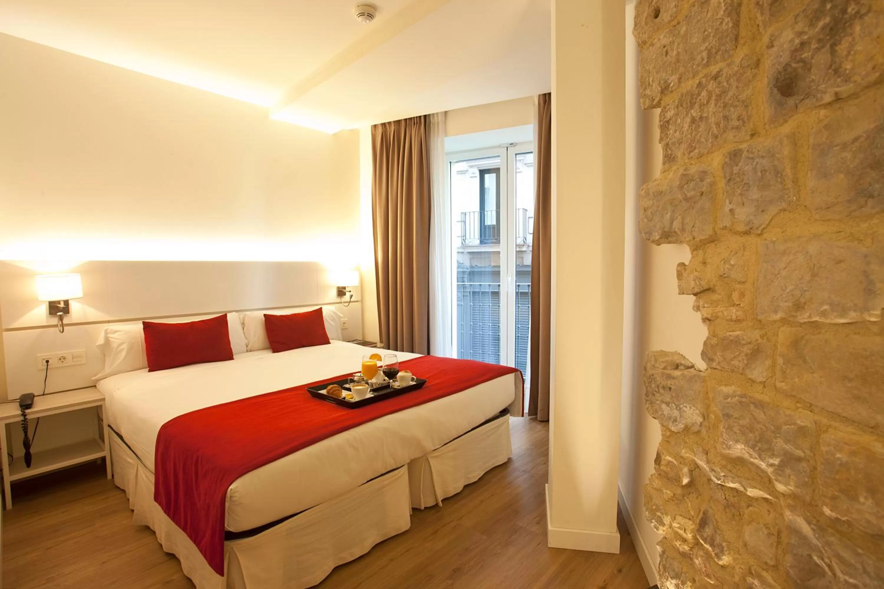 Bed in Hotel Pompaelo Plaza del Ayuntamiento & Spa