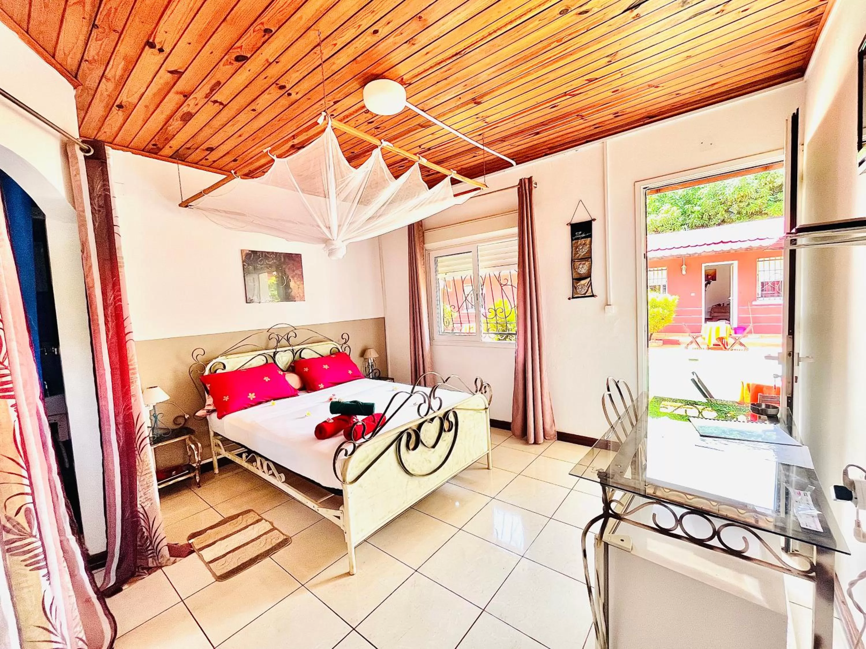 TV and multimedia, Bed in Régina Lodge Diégo Suarez Madagascar